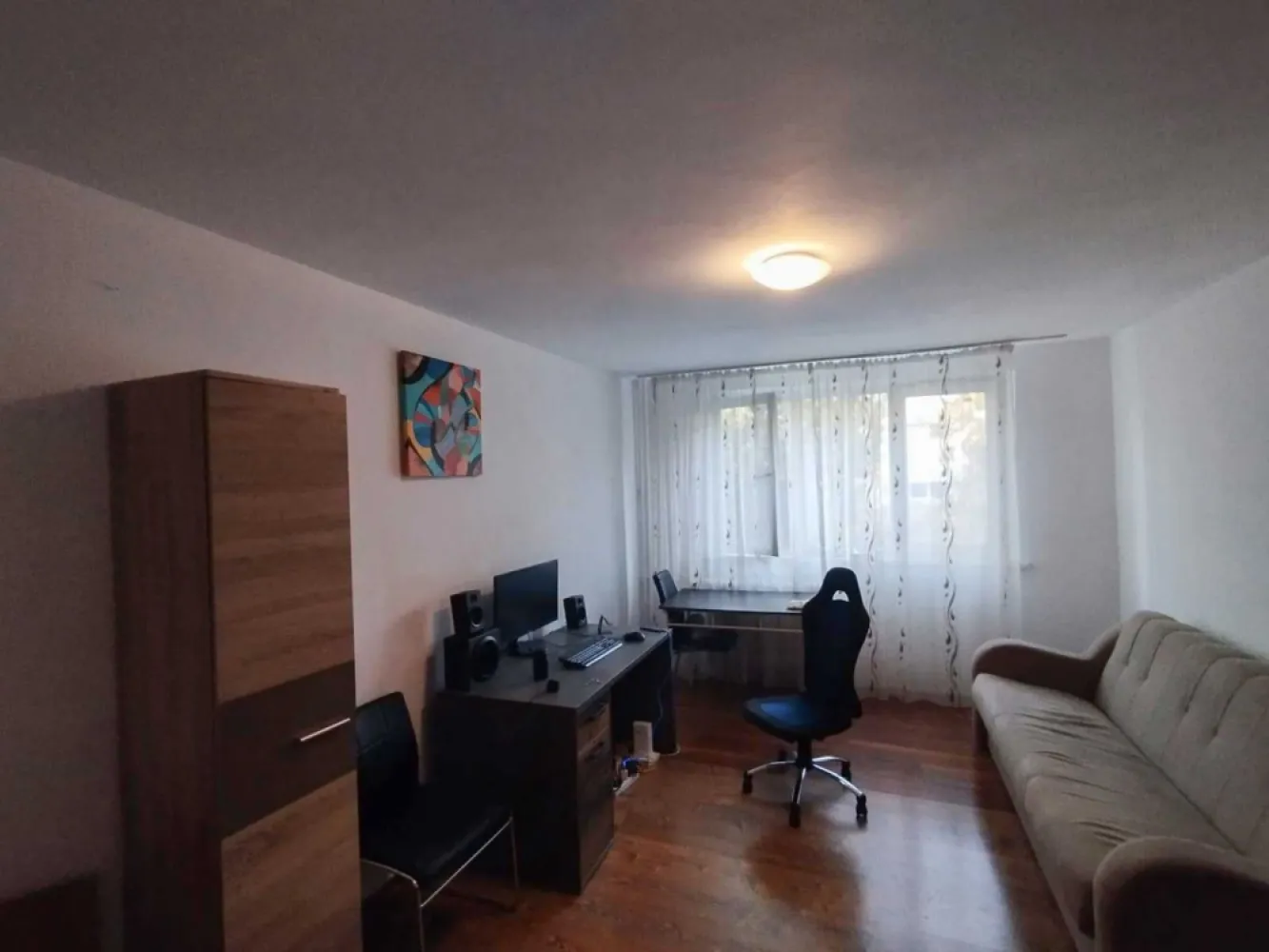 Vand apartament 4 camere zona Titan-Auchan/Ozana - Vand apartament cu patru camere si doua bai, un balcon + boxa. Apartmanetul necesita renovare !! Apartamentul este situat la etajul 1/4, compartimentarea este de tip decomandata si are o suprafata utia de 82mp. Blocul este reabilitat termic !! Anul blocului: 1971 !! Se afla la o distanta 4 minute de centrul Comercial-Auchan, la 6 minute de sectia 13 de politie, la 8 minute de statia de metrou 1 Decembrie 1918,la 5 minute de statia de STB: 101,311/ Tramvai: 40,19, la 10 minute de magazinul LIDL. Este situat intr-o zona foarte linistita( recomandat pentru familisti ) , are multi copaci pe langa, umbra in toate camerele, sufrageria este in mare parte luminata. Se afla in proximitatea unor scoli si gradinite, cea mai apropiata scoala se afla 4 minute de mers ( scoala nr.82 ), in zona se afla multe parcuri pentru copii. De asemenea, Parcul Teilor la 7 minute distanta, Parcul Titanel la 10 minute distanta. Direct de la proprietar, fara comision !!