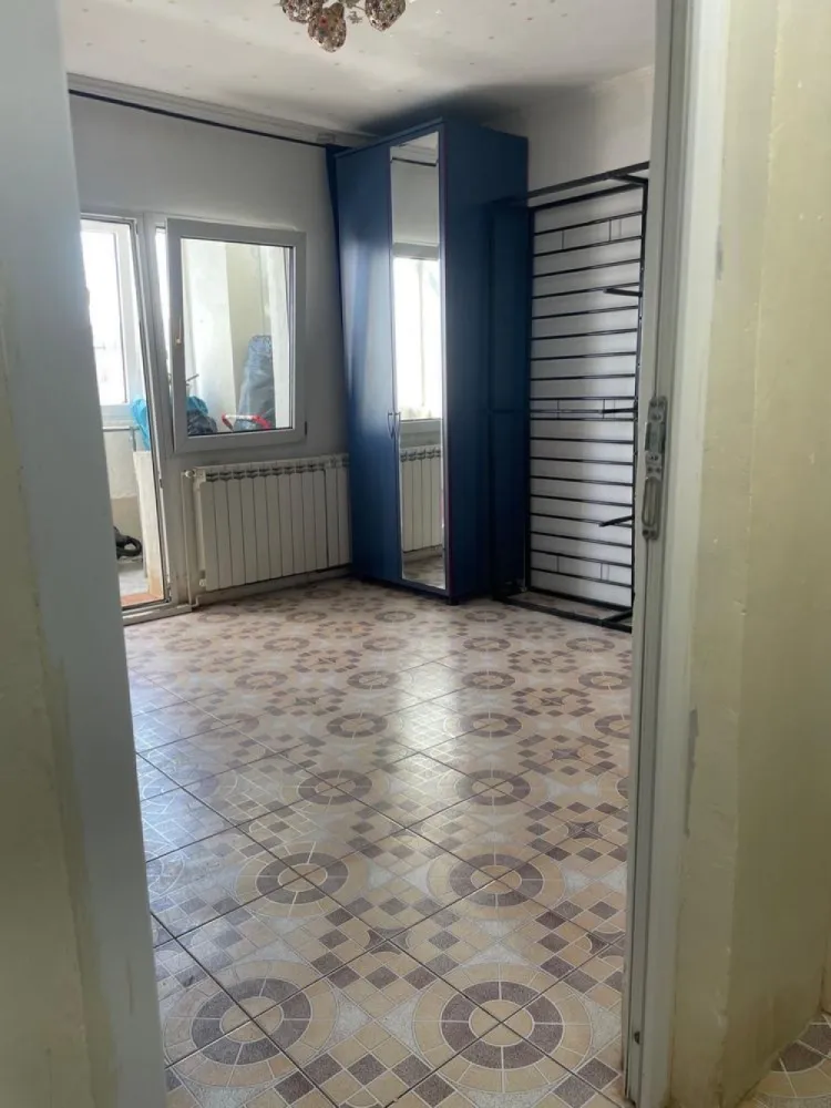 Apartament 4 camere zona mall vitan- nerva traian - Particular Vând apartament 4 camere decomandat cu 2 balcoane și 2 băi, poziționat la etajul 8/8 într-un bloc construit între anii 1989-1990, suprafața totală 96,47 mp supravegheat video, scara blocului curata, supravegheată video, cu interfon. Panouri fotovoltaice în lucru pentru utilitățile de pe scara blocului! Acesta se află situat pe o strada adiacentă cu Calea Vitan, Nerva Traian și Splaiul unirii. Blocul este anvelopat, poziție centrală foarte bună: Mall Vitan -5 min Nerva traian- 5 min Bd. Unirii- 10 min Metrou Timpuri Noi - 7-10 min Metrou Mihai Bravu -15 min Toate de mers pe jos! Scoli, grădinițe , supermarketuri in apropiere ! Apartamentul dispune de centrală proprie cu calorifere , AC, geamuri termopan, uși termopan la interior, bucătărie open space actualizată în releveu și ușa metalică la intrare! Preț 189.000€ Rel la tel 07 doi 84 șase 4322 Rog și ofer seriozitate!