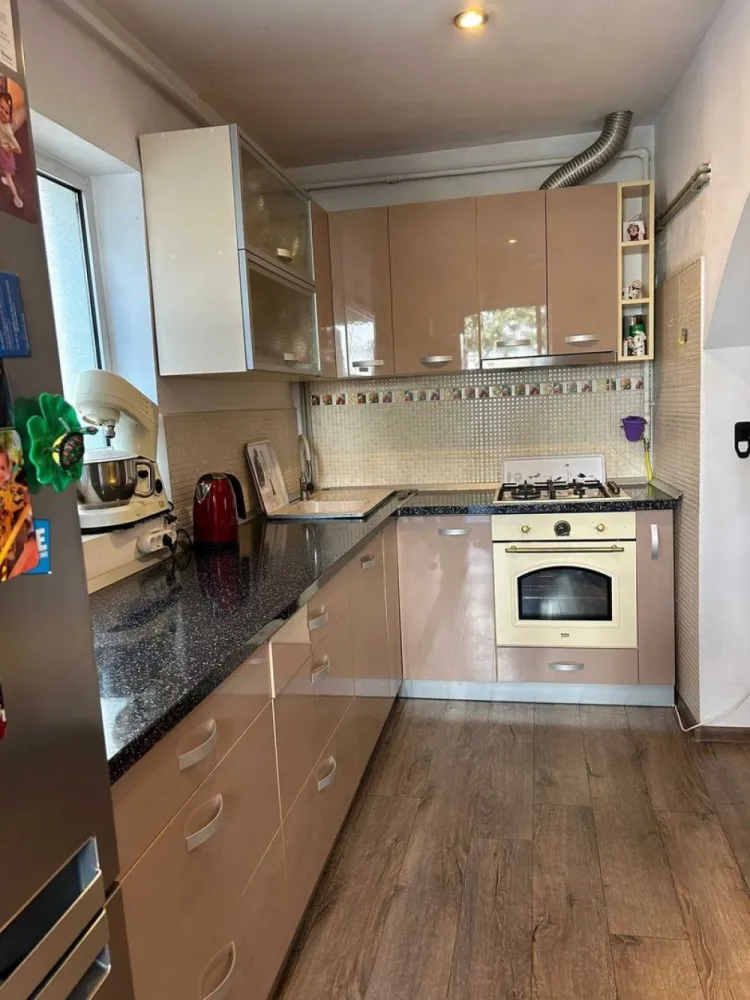De vânzare apartament cu 4 camere în zona Cișmigiu - De vânzare în zona Cișmigiu: Apartament de aproximativ 90 mp utili, cu 4 camere la mansardă, într-o vilă cu parter și mansardă. Se vinde utilat și mobilat, disponibil în maxim 30 de zile de la semnare. An de construcție 1940, nu prezintă risc seismic și are fațada recent renovată. La parter funcționează o clinică medicală. Apartamentul a fost complet renovat: instalații electrice și termice noi, pereți și șapă refăcuți, centrală termică instalată. Terasă de 6,55 mp și boxă de 2,3 mp la subsol sunt incluse în preț. Poziționarea este excelentă și strategică: la numai 4 minute de mers pe jos de Parcul Cișmigiu, într-o zonă liniștită și sigură, ideală pentru a deveni locuință sau pentru investiții profitabile în regim Airbnb/hostel. La o stradă distanță se află Grădinița 248 și Liceul Miguel de Cervantes. În vecinătate sunt disponibile terenuri de sport, teatre, hoteluri. Datorită poziționării aparte a imobilului, accesul către Centrul Vechi, dar și către alte atracții turistice din București este facil.