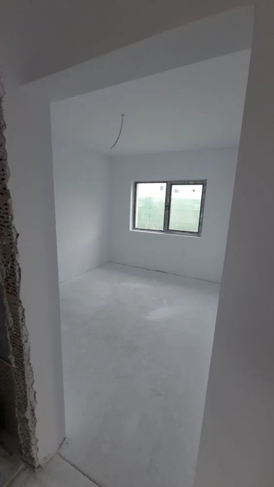 Casa Parter finisaje gata 5 camere Sector 5 granita Magurele - PROPRIETAR vand casa Parter, finalizata si gata de mutat, are 5 camere si este situata in Magurele, Ilfov, chiar la granita cu Sector 5 (ATENTIE - nu in Varteju, Bragadiru, Dumitrana, esti fix unde se termina Sectorul 5). -Casa este facuta integral din caramida porotherm [interior si exterior] si a fost construita cu materiale de calitate superioara, cumparate de la furnizori autorizati. -Este foarte bine situata, intr o zona in dezvoltare. -Este casa individuala [nu insiruita, nu lipita, nu tip container sau cate 4 pe o parcela]. -Suprafata construita a casei este 100 mp si este compusa din: - Living mare + bucatarie open space - 25 mp - 1 dormitor matrimonial - 16mp cu baie proprie cu cada - 4mp - 2 Dormitoare - 12 mp fiecare, pentru 2 copii deservite de o alta baie proprie cu dus walk in - 4 mp - Camera tehnica - 5 mp - Terasa exterioara acoperita amenajata - 10 mp. -Incalzirea se face cu pompa de caldura, prin instalatie de incalzire in pardoseala. - Este foarte bine izolata - atat interior [cu vata minerala cu densitate ridicata] cat si exterior [cu polistiren de 10cm EPS 80], clasa energetica a casie fiind foarte buna (A). -Suprafata totala teren - 365 mp, teren liber - 265 mp. -Terenul este patrat cu deschidere 19 m. -Toate utilitatile zonei. -Casa se vinde complet finisata cu gresie, faianta, parchet, usi interioare, mobilier si obiecte sanitare in ambele bai, racordata la toate utilitatile zonei, curte imprejmuita si amenajata cu alei. -Se invecineaza cu un cartier de vile similare [tot pe Parter], strazile sunt amenajate cu alei, trotuare, iluminat public, camere de supraveghere. -La casa se ajunge pe strazi amenajate, asfaltate. -Mijloace de transport in apropiere. -Vecinii din cartier sunt o comunitate foarte frumoasa fiind in special familii cu copii. -Se accepta credit bancar. Nu accept schimburi. -Pentru orice detalii suplimentare pot fi contactat telefonic. -Rog sa fiu contactat doar de persoanele care considera ca li se potriveste acest anunt din mai multe puncte de vedere [locatie, facilitati, financiar, suprafata teren & constructie, configuratia casei, etc]. Apreciez daca ne am pretui timpul reciproc. -Este o casa in care s a pus suflet si preferam sa o vindem unei familii care va aprecia si se va bucura de atentia la detalii si calitatea constructiei. Am incercat sa pun poze cat mai reprezentative. Mai multe poze se pot da la cerere. Multumesc! O zi frumoasa!