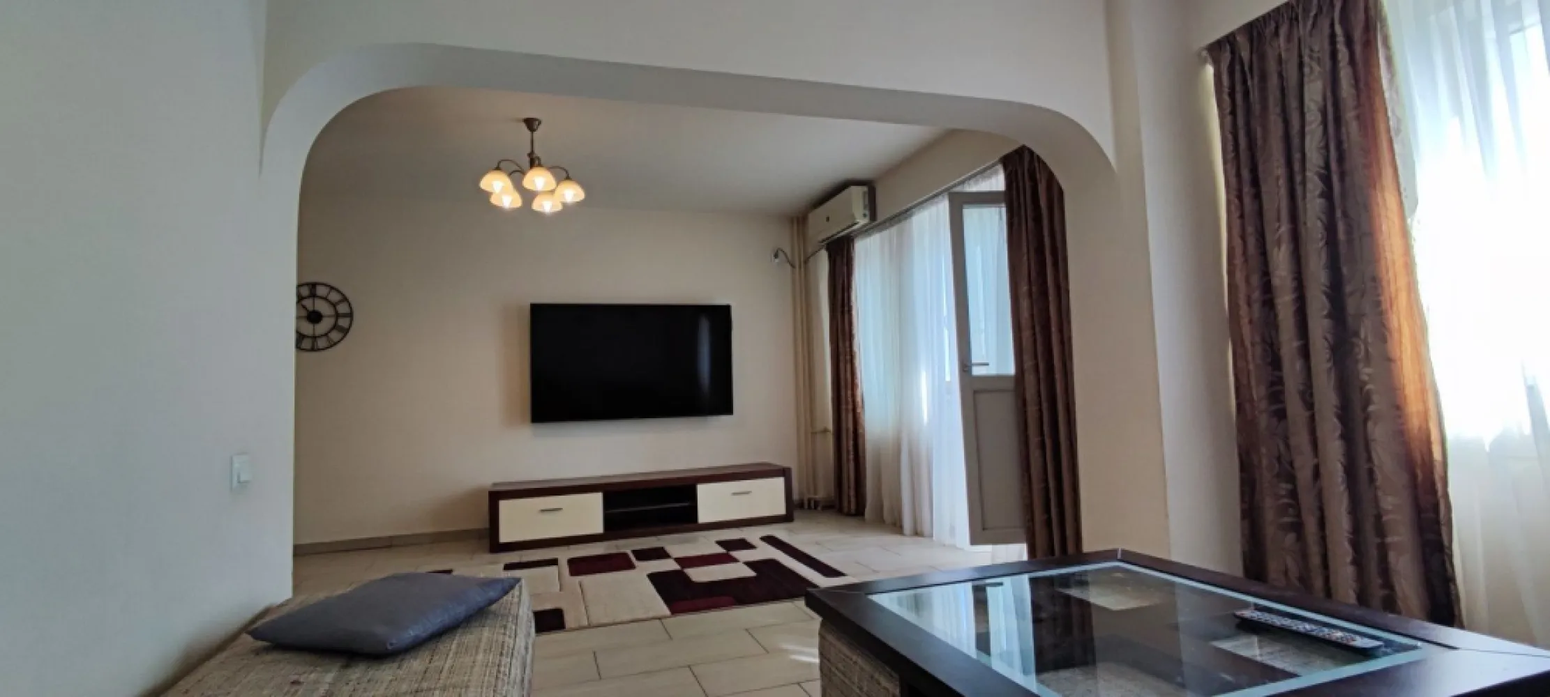 Apartament 4 camere Calea Văcărești - Proprietar vând apartament 4 camere, Calea Văcărești 340, proximitate Sun Plaza, metrou Piata Sudului 8 minute, parc Lumea Copiilor 5 minute. Orientare est sud, etaj 4/7, 2 balcoane închise, 2 bai, gresie, termopane, 2 AC, frigider, mașină de spălat, parțial mobilat. Instalație electrică refăcută Cu. Renovat 2018. Parcare ADP. Disponibil imediat. Nu colaborez cu agenții intermediari