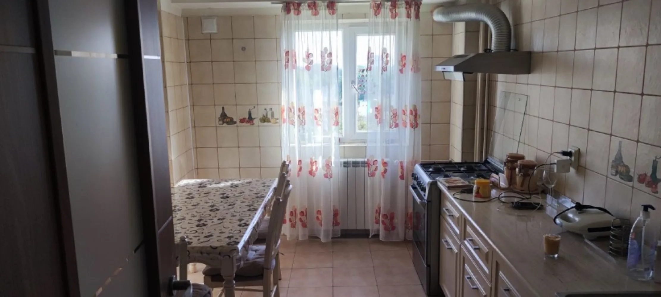 Apartament 4 camere Calea Văcărești - Proprietar vând apartament 4 camere, Calea Văcărești 340, proximitate Sun Plaza, metrou Piata Sudului 8 minute, parc Lumea Copiilor 5 minute. Orientare est sud, etaj 4/7, 2 balcoane închise, 2 bai, gresie, termopane, 2 AC, frigider, mașină de spălat, parțial mobilat. Instalație electrică refăcută Cu. Renovat 2018. Parcare ADP. Disponibil imediat. Nu colaborez cu agenții intermediari