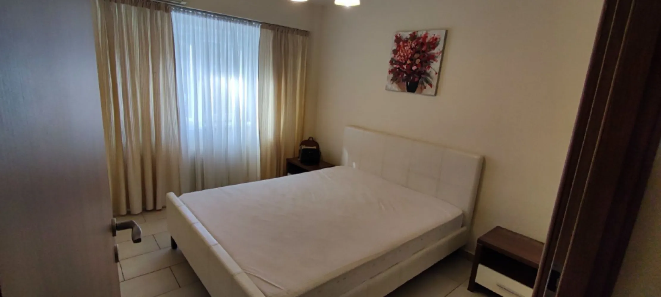 Apartament 4 camere Calea Văcărești - Proprietar vând apartament 4 camere, Calea Văcărești 340, proximitate Sun Plaza, metrou Piata Sudului 8 minute, parc Lumea Copiilor 5 minute. Orientare est sud, etaj 4/7, 2 balcoane închise, 2 bai, gresie, termopane, 2 AC, frigider, mașină de spălat, parțial mobilat. Instalație electrică refăcută Cu. Renovat 2018. Parcare ADP. Disponibil imediat. Nu colaborez cu agenții intermediari