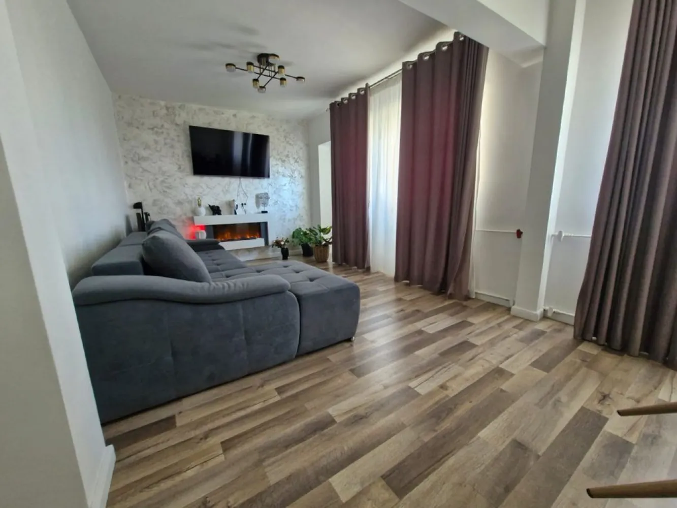 Apartament 4 camere, Dna Ghica - Apartament 4 camere, proaspat renovat cu mobila noua. * suprafata 90 mp, doua bai, doua balcoane. * situat intr o zona linistita cu acces rapid la mijloacele de transport in comun! Tramvaiul 21, doua minute de mers pe jos, ratb in fata scarii * imobilul este situat langa parc, intrare fiind in spatele scarii. * An consructie 1975 * Etaj 7 din 10 * Scoala generala vis a vis de bloc * Magazine si piata obor in apropiere