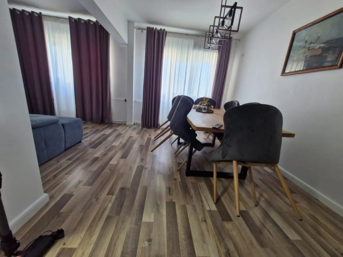 Apartament 4 camere, Dna Ghica - Apartament 4 camere, proaspat renovat cu mobila noua. * suprafata 90 mp, doua bai, doua balcoane. * situat intr o zona linistita cu acces rapid la mijloacele de transport in comun! Tramvaiul 21, doua minute de mers pe jos, ratb in fata scarii * imobilul este situat langa parc, intrare fiind in spatele scarii. * An consructie 1975 * Etaj 7 din 10 * Scoala generala vis a vis de bloc * Magazine si piata obor in apropiere