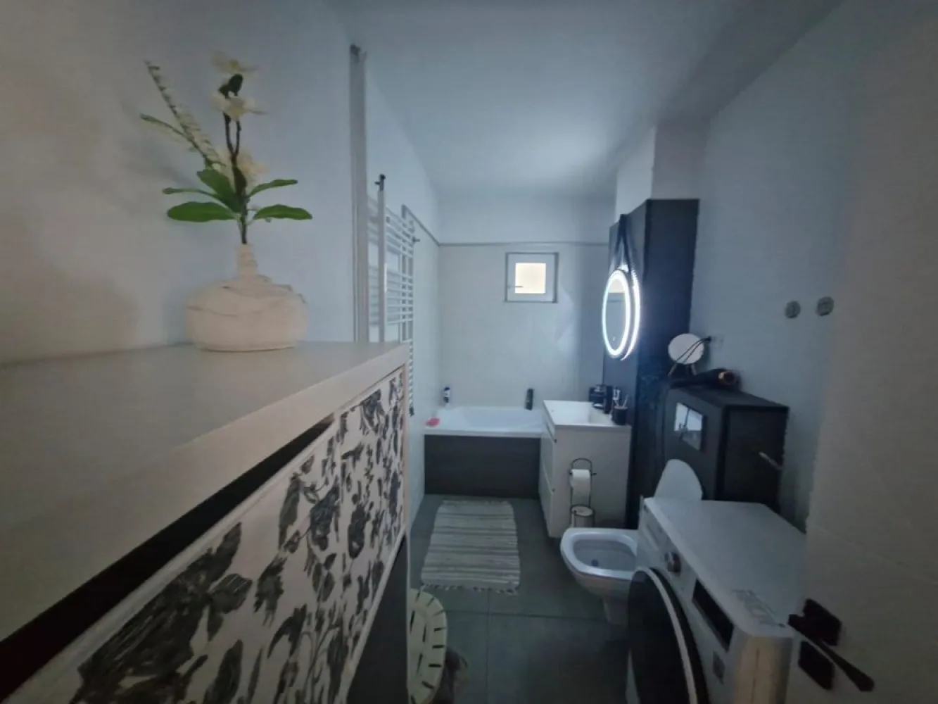 Apartament 4 camere, Dna Ghica - Apartament 4 camere, proaspat renovat cu mobila noua. * suprafata 90 mp, doua bai, doua balcoane. * situat intr o zona linistita cu acces rapid la mijloacele de transport in comun! Tramvaiul 21, doua minute de mers pe jos, ratb in fata scarii * imobilul este situat langa parc, intrare fiind in spatele scarii. * An consructie 1975 * Etaj 7 din 10 * Scoala generala vis a vis de bloc * Magazine si piata obor in apropiere