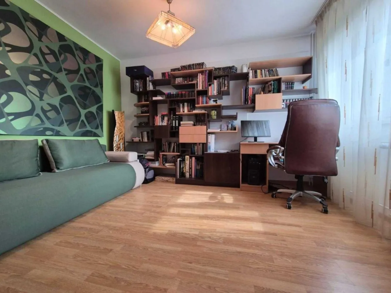 Apartament 4 camere | Militari - Bd. Iuliu Maniu - Piata Veteranilor - Vand apartament spatios cu 4 camere, situat pe Bd. Iuliu Maniu, langa Piata Veteranilor, aproape de metrou Lujerului, Carrefour, Plaza Romania Mall, AFI Cotroceni Mall. Apartamentul este ideal pentru familii sau persoane care cauta un spatiu generos si confortabil, cu un vibe bun. Apartamentul este renovat si mobilat, intr-un bloc anvelopat, are doua bai si doua balcoane inchise.