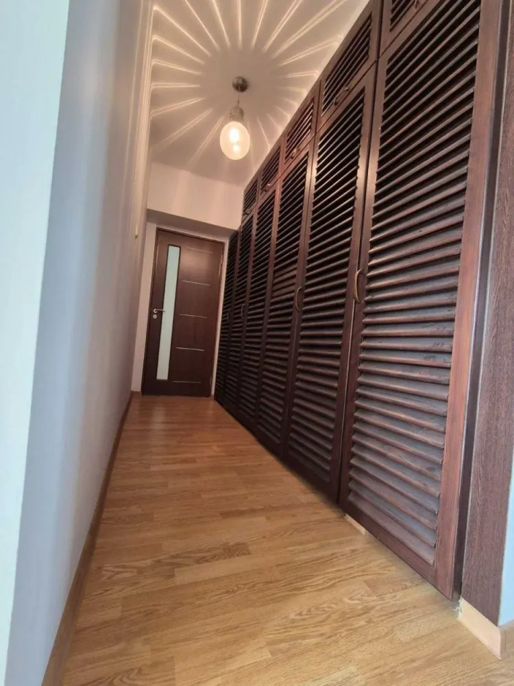 Apartament 4 camere | Militari - Bd. Iuliu Maniu - Piata Veteranilor - Vand apartament spatios cu 4 camere, situat pe Bd. Iuliu Maniu, langa Piata Veteranilor, aproape de metrou Lujerului, Carrefour, Plaza Romania Mall, AFI Cotroceni Mall. Apartamentul este ideal pentru familii sau persoane care cauta un spatiu generos si confortabil, cu un vibe bun. Apartamentul este renovat si mobilat, intr-un bloc anvelopat, are doua bai si doua balcoane inchise.