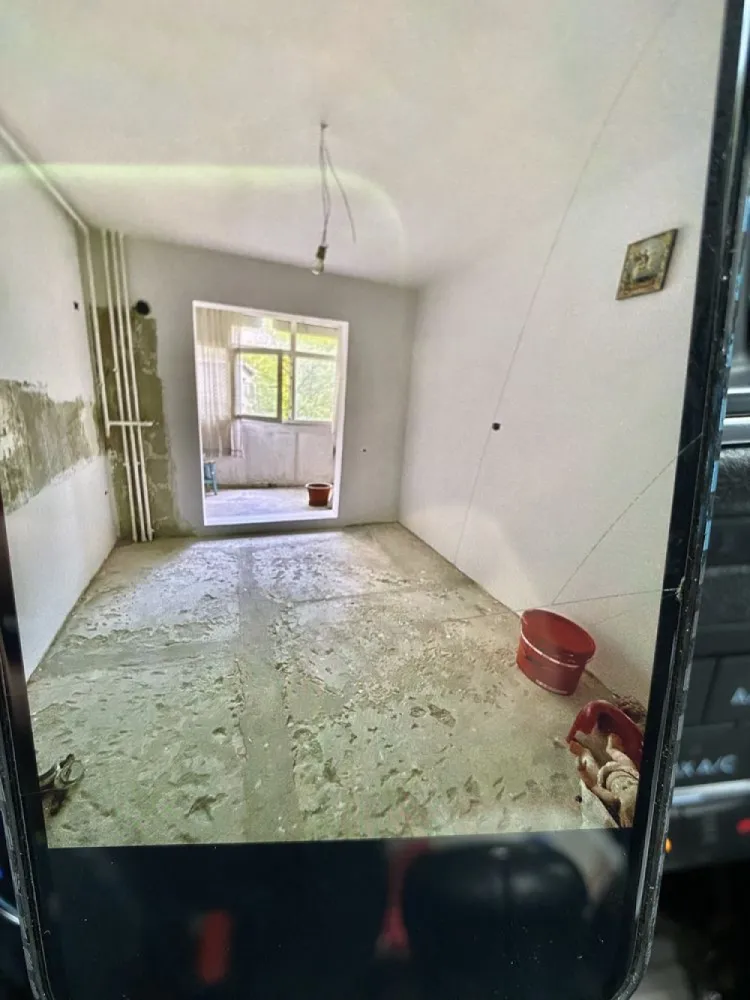 Schimb sau vand apartament 4 camere - Proprietar vând apartament 4 camere decomandat zona mărgeanului sector 5 bloc din 1986 etaj 2/8 apartamentul este gol vopsit la alb instalație electrică refăcută de la a la z prin sapa cu tablouri electrice noi o baie este refăcută are 2 balcoane 2 băi f spațios