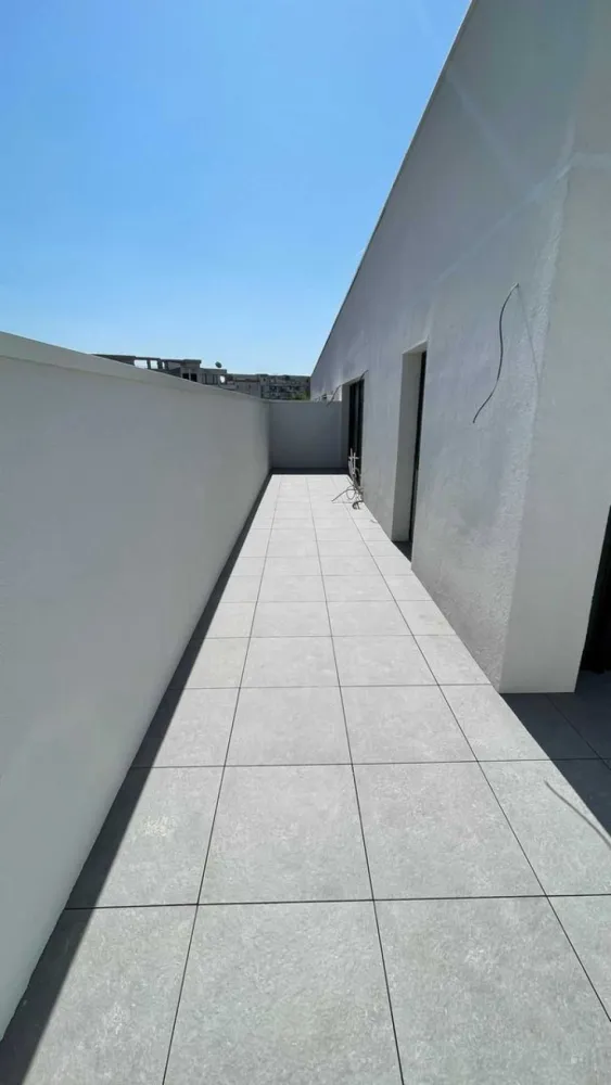 Proprietar, Penthouse 4 cam, 3 bai, 120mp utili, terasa 65mp, Unirii - Penthouse-ul se afla la etajul 4, ultimul, dintr-un complex de resedinte noi pozitionat pe o strada linistita unde preponderent sunt vile. Ca si repere ar fi Piata Alba-Iulia si Bd. Unirii la o distanta ce poate fi parcursa in aprox. 3 min de mers pe jos. Suprafata utila este de 120 mp la care se adauga terasa de 65mp. Nu este o suprainaltare adaugata ulterior proiectului, asa cum se intampla de obicei cu penthouse-urile din Bucuresti. Pana la finalizarea complexului ar mai dura 1-2 luni, acum realizandu-se ultimele finisaje. Dispunerea este una excelenta, avand un living spatios de 42mp, 3 dormitoare cu suprafete intre 13 si 17mp, 3 bai, dintre care una este ensuite. Bucataria este de asemenea generoasa, apartamentul dispunand suplimentar si de camara si debara. Tavanul este inalt, 280 cm, creandu-se astfel un spatiu extrem de aerisit. Centrala termica este instalata. Blocul are lift. Achizitia nu presupune niciun comision deoarece anuntul este postat chiar de proprietari.