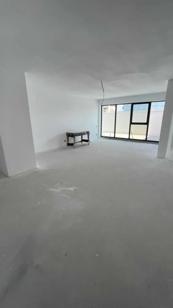 Proprietar, Penthouse 4 cam, 3 bai, 120mp utili, terasa 65mp, Unirii - Penthouse-ul se afla la etajul 4, ultimul, dintr-un complex de resedinte noi pozitionat pe o strada linistita unde preponderent sunt vile. Ca si repere ar fi Piata Alba-Iulia si Bd. Unirii la o distanta ce poate fi parcursa in aprox. 3 min de mers pe jos. Suprafata utila este de 120 mp la care se adauga terasa de 65mp. Nu este o suprainaltare adaugata ulterior proiectului, asa cum se intampla de obicei cu penthouse-urile din Bucuresti. Pana la finalizarea complexului ar mai dura 1-2 luni, acum realizandu-se ultimele finisaje. Dispunerea este una excelenta, avand un living spatios de 42mp, 3 dormitoare cu suprafete intre 13 si 17mp, 3 bai, dintre care una este ensuite. Bucataria este de asemenea generoasa, apartamentul dispunand suplimentar si de camara si debara. Tavanul este inalt, 280 cm, creandu-se astfel un spatiu extrem de aerisit. Centrala termica este instalata. Blocul are lift. Achizitia nu presupune niciun comision deoarece anuntul este postat chiar de proprietari.