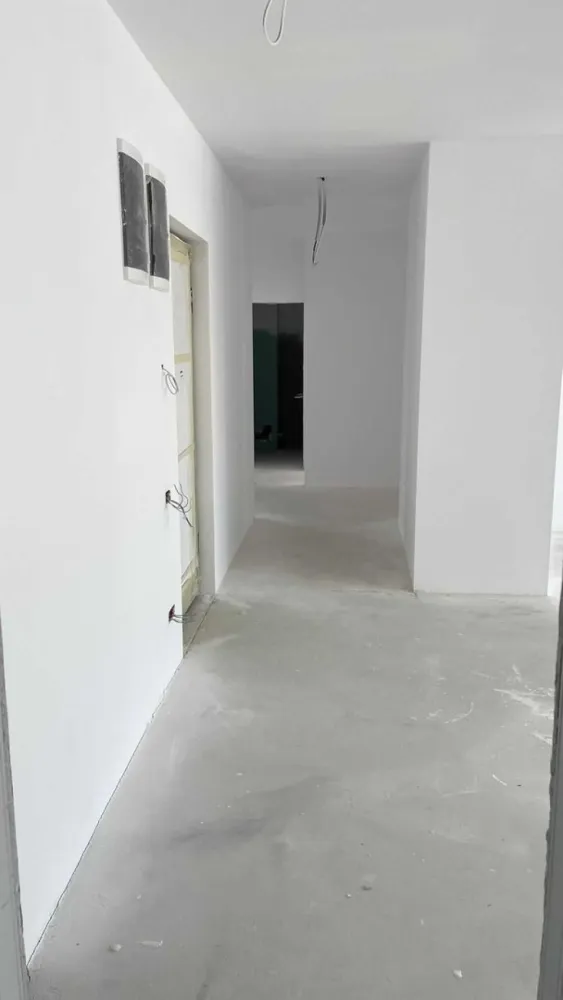 Proprietar, Penthouse 4 cam, 3 bai, 120mp utili, terasa 65mp, Unirii - Penthouse-ul se afla la etajul 4, ultimul, dintr-un complex de resedinte noi pozitionat pe o strada linistita unde preponderent sunt vile. Ca si repere ar fi Piata Alba-Iulia si Bd. Unirii la o distanta ce poate fi parcursa in aprox. 3 min de mers pe jos. Suprafata utila este de 120 mp la care se adauga terasa de 65mp. Nu este o suprainaltare adaugata ulterior proiectului, asa cum se intampla de obicei cu penthouse-urile din Bucuresti. Pana la finalizarea complexului ar mai dura 1-2 luni, acum realizandu-se ultimele finisaje. Dispunerea este una excelenta, avand un living spatios de 42mp, 3 dormitoare cu suprafete intre 13 si 17mp, 3 bai, dintre care una este ensuite. Bucataria este de asemenea generoasa, apartamentul dispunand suplimentar si de camara si debara. Tavanul este inalt, 280 cm, creandu-se astfel un spatiu extrem de aerisit. Centrala termica este instalata. Blocul are lift. Achizitia nu presupune niciun comision deoarece anuntul este postat chiar de proprietari.