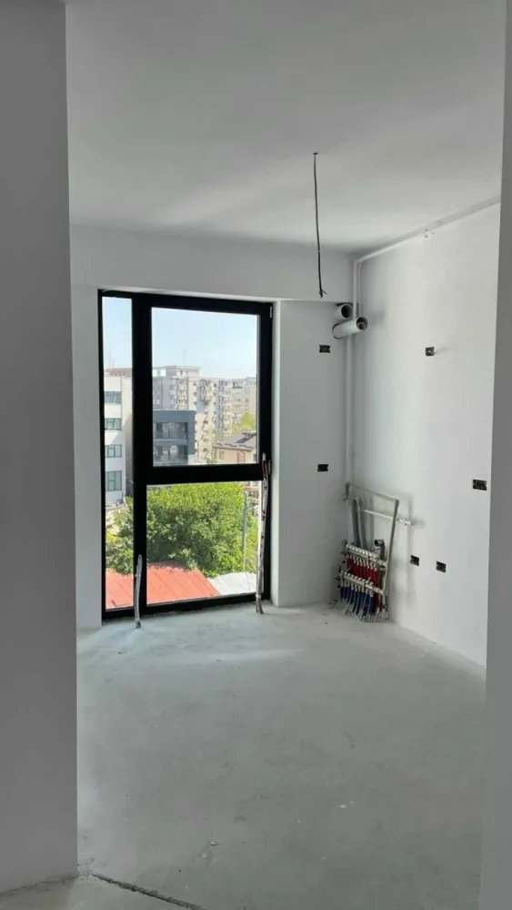 Proprietar, Penthouse 4 cam, 3 bai, 120mp utili, terasa 65mp, Unirii - Penthouse-ul se afla la etajul 4, ultimul, dintr-un complex de resedinte noi pozitionat pe o strada linistita unde preponderent sunt vile. Ca si repere ar fi Piata Alba-Iulia si Bd. Unirii la o distanta ce poate fi parcursa in aprox. 3 min de mers pe jos. Suprafata utila este de 120 mp la care se adauga terasa de 65mp. Nu este o suprainaltare adaugata ulterior proiectului, asa cum se intampla de obicei cu penthouse-urile din Bucuresti. Pana la finalizarea complexului ar mai dura 1-2 luni, acum realizandu-se ultimele finisaje. Dispunerea este una excelenta, avand un living spatios de 42mp, 3 dormitoare cu suprafete intre 13 si 17mp, 3 bai, dintre care una este ensuite. Bucataria este de asemenea generoasa, apartamentul dispunand suplimentar si de camara si debara. Tavanul este inalt, 280 cm, creandu-se astfel un spatiu extrem de aerisit. Centrala termica este instalata. Blocul are lift. Achizitia nu presupune niciun comision deoarece anuntul este postat chiar de proprietari.