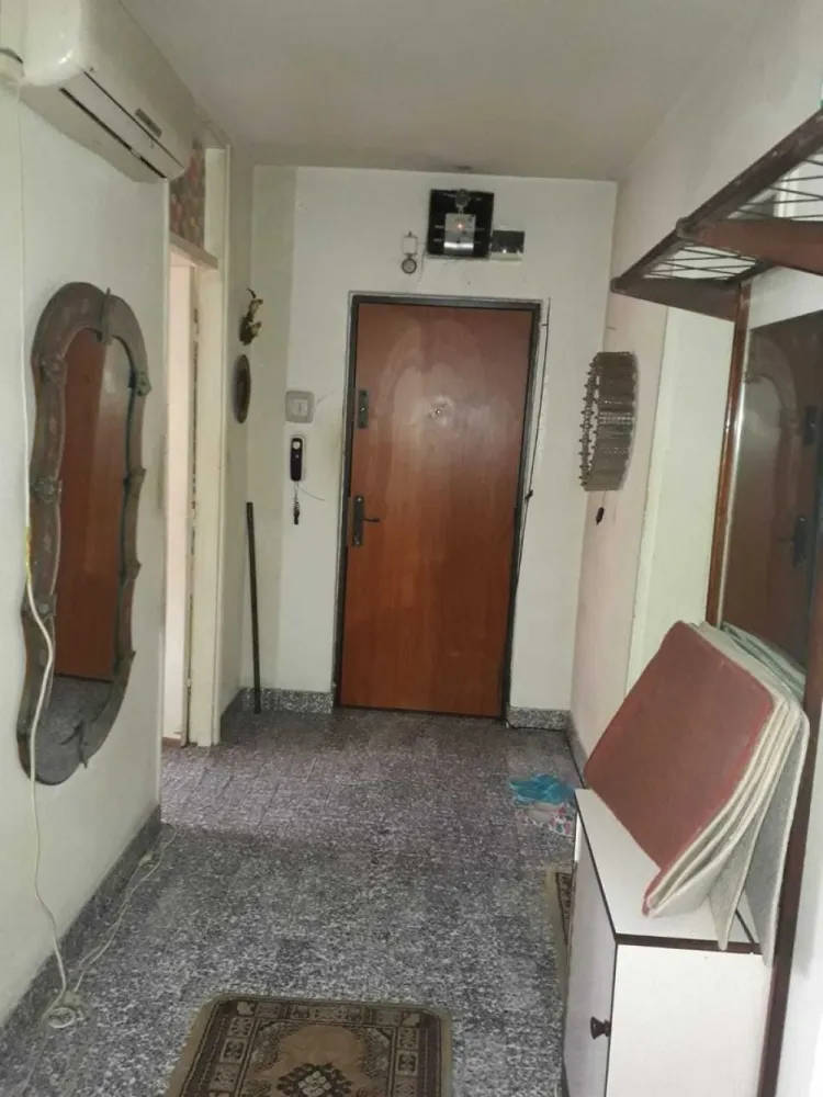 Vand apartament 4 camere N.Balcescu Galeriile Orizont - Vând apartament cu 4 camere, etaj 6/9, an construcție 1961, ultra central, cu vedere spre Bvd Nicolae Balcescu 23A , scara A, cu 2 balcoane închise, cat si cu vedere in curtea interioară. Blocul are lift, pe palier sunt 2 apartamente cu balcon de serviciu comun. Apartamentul se vinde nemobilat, are 4 camere si dependințe, baie, bucatarie, debara, este izolat termic, are cadastru si intabulare. Blocul are centrala proprie pt caldura si apa calda si gaze. Suprafata utila 66mp, suprafață totală 72,8mp. Teren proprietare aferent 15,89mp.