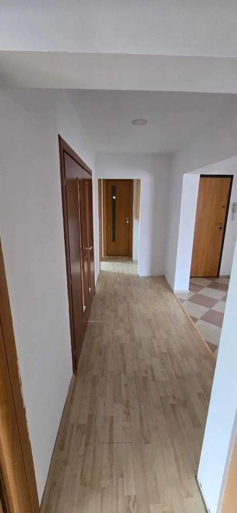 Apartament 4 camere 13 Septembrie Sebastian 100m hol in H etaj 7/8 - Compartimentare inteligenta ,spatios si luminos ,hol in H, bloc anvelopat , contruit in 1990, rezistent antiseismic, 2 bai, 2 balcoane ,repartitoare ,posibilitate de centrala, se vinde impreuna cu boxa, igienizat si eliberat de mobila.Liber. Zona linistita cu multiple facilitati : centre comerciale , scoli , licee, gradinite , parcul Sebastian acces rapid la mijloacele de transport pubilc ,zona fiind la 2 km de Casa Poporului