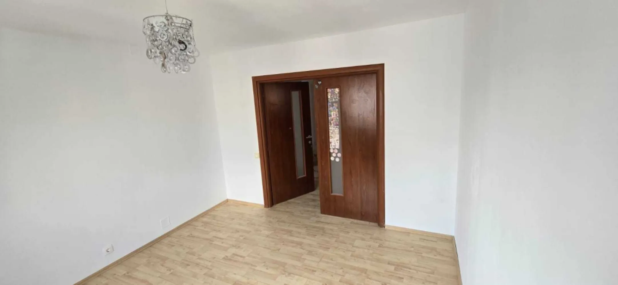 Apartament 4 camere 13 Septembrie Sebastian 100m hol in H etaj 7/8 - Compartimentare inteligenta ,spatios si luminos ,hol in H, bloc anvelopat , contruit in 1990, rezistent antiseismic, 2 bai, 2 balcoane ,repartitoare ,posibilitate de centrala, se vinde impreuna cu boxa, igienizat si eliberat de mobila.Liber. Zona linistita cu multiple facilitati : centre comerciale , scoli , licee, gradinite , parcul Sebastian acces rapid la mijloacele de transport pubilc ,zona fiind la 2 km de Casa Poporului