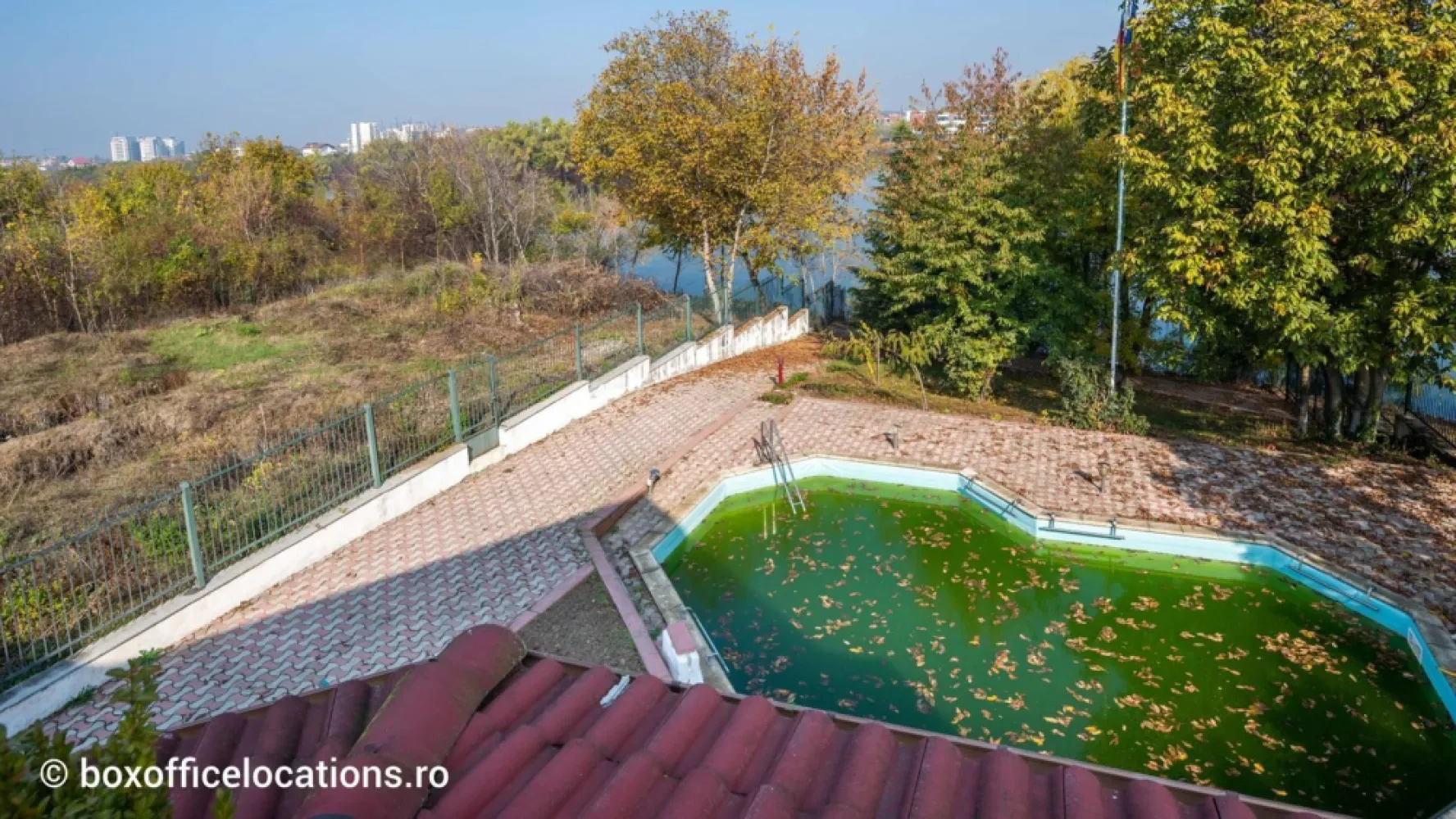 Vilă deschidere lac Grivița direct proprietar cu 20 m și 20 strada - Va propunem spre vânzare o casa deosebita care se remarca atât prin suprafața terenului pe care este amplasată de 2000 metri cu deschidere de 20 m la lacul Grivița și 20 metri deschidere cu strada Scrovistea. Vila are o suprafață de 350 m pătrați locuibili și este compusa din garaj demisol parter și etaj ,la demisol avem camera tehnica o alta camera mare de depozitare baie sala fitness și sauna . Parter avem birou bucătărie baie living cu ieșire terasa acces la piscina . Etaj avem 3 dormitoare cu trei bai din care un dormitor este matrimonial cu baie proprie și terasa . Pentru informații ma puteți contacta la nr de mai jos.
