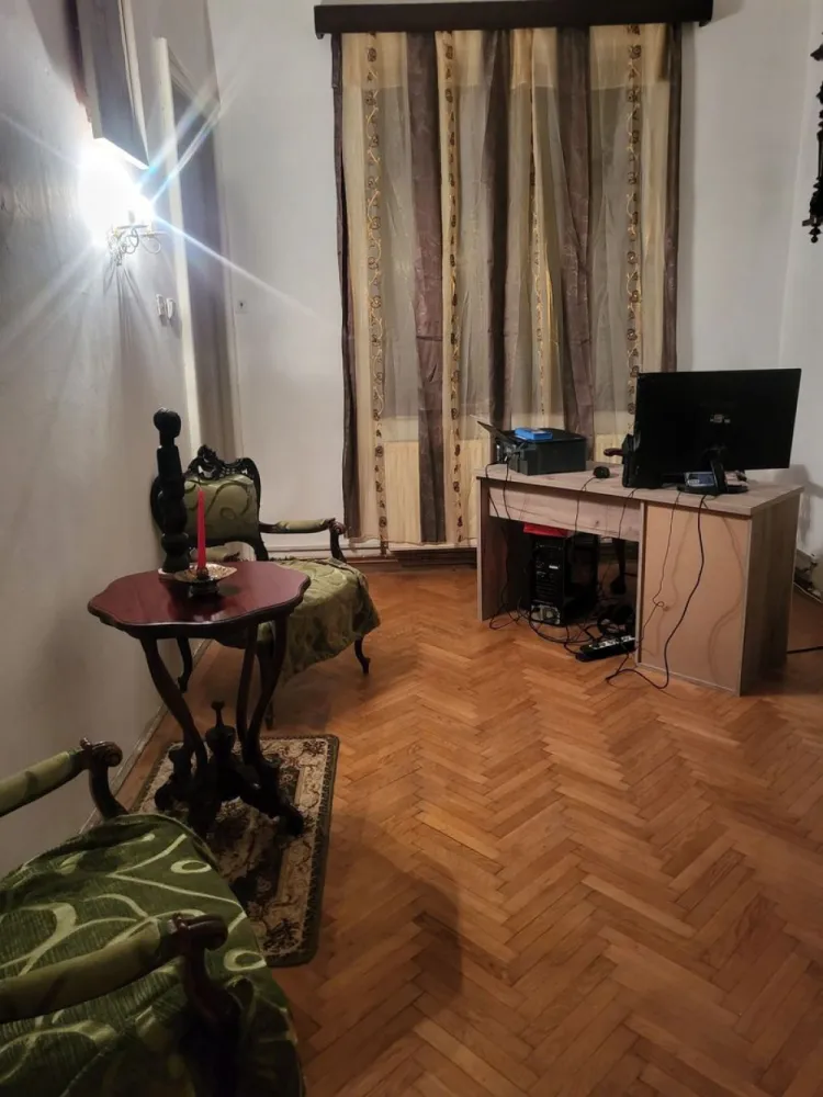 Vand apartament in vila - Se vinde apartament in vila la etajul 1, intrare separata. Curte comuna un singur vecin. Apartamentul are acces la pod care tine cat suprafata apartamentului si o camera subsol. O parte din apartament circular cu posibilitatea de inchidere si o parte decomandat. Va permite cu usurinta sa faceți 2 apartamente independendente. 2 bai una de serviciu, una, din dormitor. Camara, un balconas de 1 mp Imbunatatiri: geamuri termopan, jaluzele electrice, centrala termica si sobe pe gaz, usa din fier de ceea mai buna calitate, interfon cu video. Imobilul se afla in Petru Rares, o strada in plina dezvoltare. Facilitati: spital aproape, magazine, gura de metrou Basarab, scoala, gradinite.