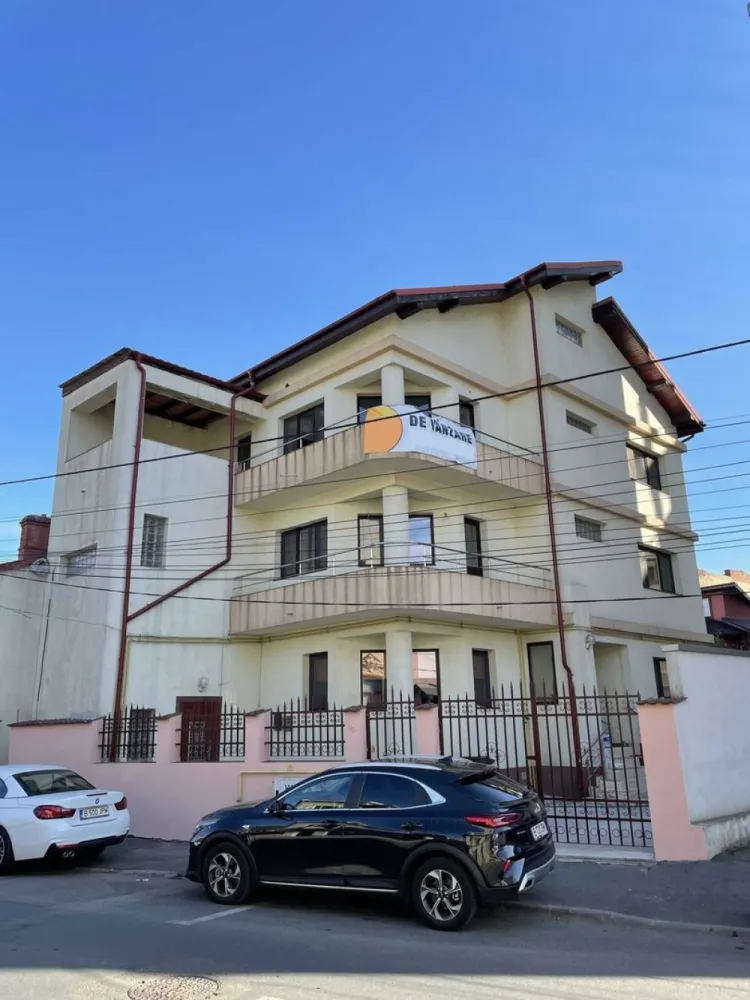 Ag BRASADAS vinde vila 8 cam curte 237mp D+P+2+M 13 Sept. - Agenția BRASADAS vinde vila cu 8 camere si curte 237mp D+P+2+M situata în zona Calea 13 Septembrie, Hotel Marriott, Spitalul Panduri. An constructie 2007. Structura din beton armat cu inchidere din zidarie porotherm Suprafata utila D+P+2+M 308mp Suprafata curte 237mp 2 intrari, 2 contoare de gaze, 2 contoare de curent electric, 2 centrale termice ( Ideala pentru 2 familii, sedii de firma etc). Curte spatioasa unde se pot parcat 2-3 masini in functie de dimensiuni. www.brasadas.com.