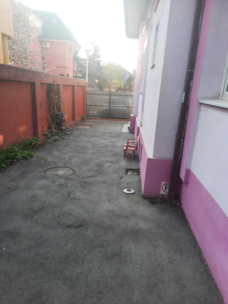 Mihai Bravu,spit. Victor Babeș - casă cărămidă, 6 camere+dependințe, 3 grupuri sanitare,fundatie beton,izolată termic cu polistiren de 10",gresie,faianta,parchet,termopan,aer condiționat,centrală termică, toate utilitațile(gaze,apă curenta,canalizare,curent electric,) la 3 minute de mers pe jos pîna la metrou,cadastru si intabulare,liberă,vizionare oricand cu un telefon in prealabil