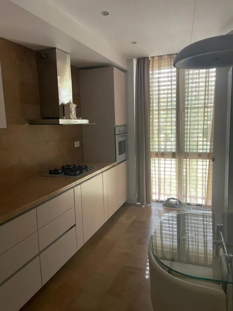 Apartament 3 camere, 109 mp, cartier Floreasca - Vând apartament 109mp utili și 120mp construiți in cartier Floresca. - 3 camere - 3 bai - Bucatarie mobilată si utilată - Garaj cu boxa Pret: 500.000€ - fara garaj 550.000€ - cu garaj ( ușor negociabil) fără agenții. Se vinde exact cum este in poze