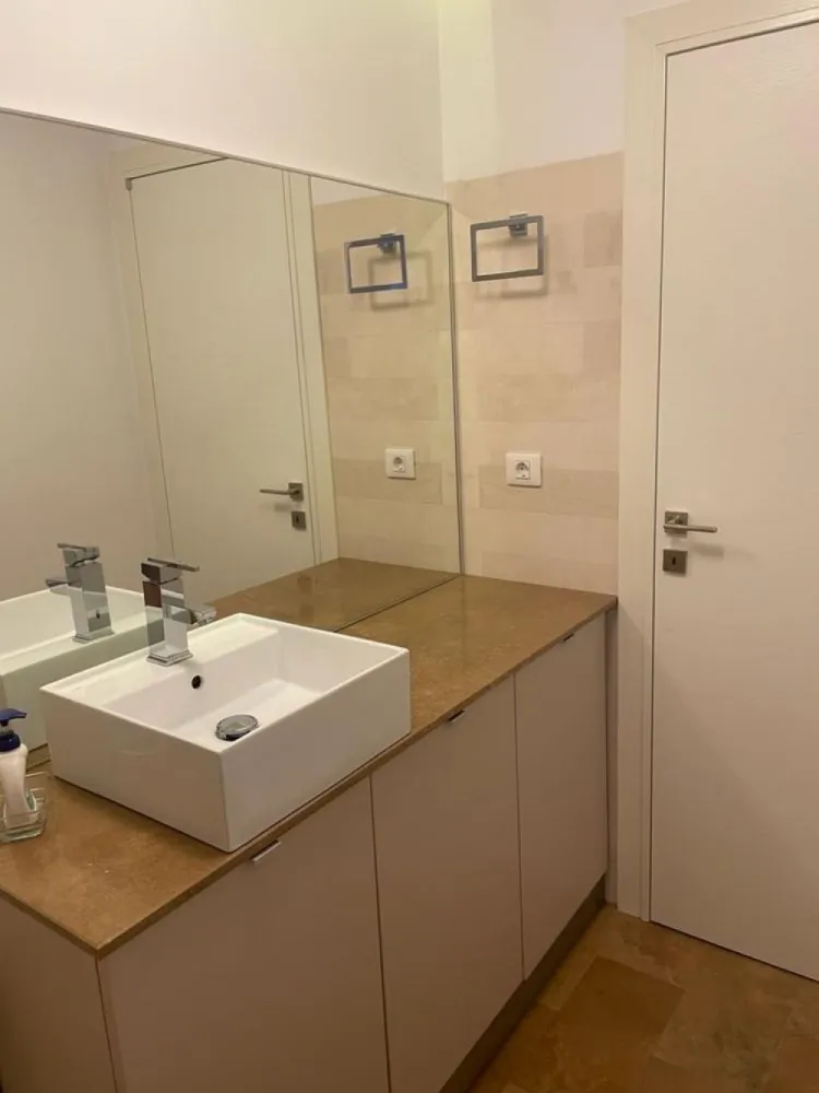 Apartament 3 camere, 109 mp, cartier Floreasca - Vând apartament 109mp utili și 120mp construiți in cartier Floresca. - 3 camere - 3 bai - Bucatarie mobilată si utilată - Garaj cu boxa Pret: 500.000€ - fara garaj 550.000€ - cu garaj ( ușor negociabil) fără agenții. Se vinde exact cum este in poze