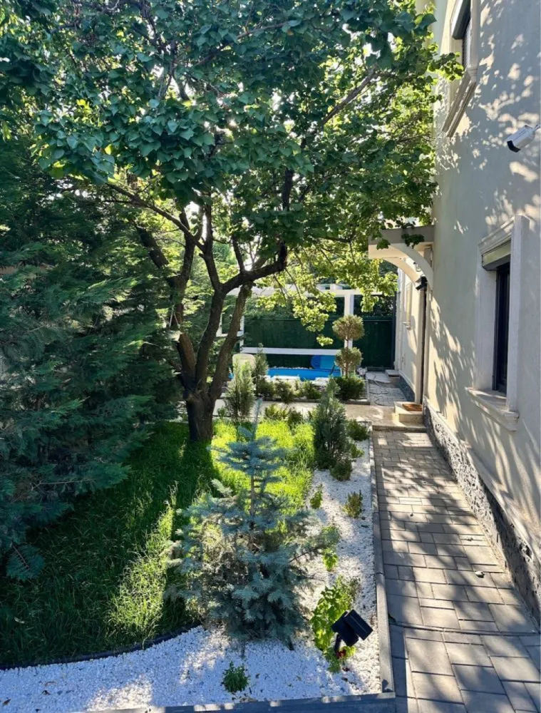 Vila,garaj dublu,semineu,piscina,Militari limita Sect6,Chiajna,Rosu - De vanzare vila de lux,recent renovata complet cu materiale premium,mobilata si utilata complet incl electrocasnice,pozitionata la 1minut de Bucuresti Sector6 strada Margelelor b-dul 1864 si Strada Apusului,in Chiajna/Ilfov. 240mp utili. Utilitati: apa retea, canal, electricitate,gaz, sosea asfaltata. Imobilul este recent renovat complet,exclusiv cu materiale premium: travertin,marmura, piatra naturala, suprafate vitrate floor to ceiling, semineu pe lemne din marmura import italia,jacuzzi interior, piscina exterioara,terasa inchisa cu perete din sticla retractabila, pergola piscina cu ecran proiectie filme in aer liber, garaj dublu cu spatiu fitness, mobilier italia lemn masiv, usi lemn masiv cires,seminee terasa si dormitor matrimonial etc. Casa are suprafata de 120mp pe nivel parter,120mp mansarda, 2 terase de 25mp si respectiv 30mp,camara anexa bucatariei de 6mp,rezultand un total de 280mp construiti pe un teren de 500mp. Living'ul are o dimensiune generoasa de 55mp cu zona dining de 12persoane( extensibil la 14 pers) bar inchis cu sticla, iluminat led, corpuri iluminat din cristal,canapea pentru 8persoane si semineul din marmura functional cu lemne. Tot la parter avem o baie cu Jacuzzi de 12mp aceasta fiind una din cele 3 bai ale locuintei. In continuare,la parterul imobilului regasim Bucataria de 25mp cu o camara anexa de 6mp, si terasa de 25mp. In exterior este anexat un garaj pentru doua masini,si spatiu exterior pentru inca doua,piscina cu camera tehnica,plaja piscinei,cu video teatrul in aer liber,gradina si curtea. La etaj din holul de distributie se intra in cele 3 dormitoare, unul matrimonial cu baie proprie, si doua dormitoare cu o baie comuna de 20mp. Imobilul dispune de toate utilitatile, apa curenta Apa Nova, contract enel, contract gdf centrala proprie etc. Ca masuri de securitate imobilul este dotat cu 10senzori de miscare,9 camere de supraveghere perimetrale,sistem de alarma digital conectat la wi-fi/ telefon si serviciul de paza BGS,senzori de fum(bucatarie si living-semineu)imobilul este dotat deasemenea cu jaluzele electrice din aluminiu(thermo si fonorezistente)instalate la toate ferestrele,cat si la usa de intrare si usa acces terasa toate controlate din telecoamanda. Mobilerul este import italia, partial executat din lemn masiv,corpurile de iluminat italia din cristal, aparatele de aer conditionat Samsung. Centrala proprie pe gaz,calorifere aluminiu,termostat ambient reglabil wi/fi telefon de la orice distanta. Mobila executata la comanda. Iluminare integrala LED toate corpurile de iluminat, consum extrem de redus electricitate. Aparate frigorifice BOSCH,electrocasnice:plita cuptor hota FRANKE, chiuveta si baterie FRANKE, televizoare smart SAMSUNG in fiecare camera, bucatarie si terasa cu diagonale minim100-140cm. Iluminat ambiental led terasa si ventilatoare functionale tavan.Parchet Rooms Germania 30ani garantie trafic intens, travertin calitatea 1. Sistem deschidere porti automat. Gard exterior imbracat in travertin, porti fier forjat.Vila se preda mobilata si utilata integral cum se observa in poze,nefiind necesara nici o investitie. Costurile pt renovare/mobilare/electrocasnice depasind 180.000euro. Locatie extrem de avantajoasa,deschidere directa drum asfaltat(nu servitute), zona de case, vecini pe toate laturile, nu se mai poate construi.Desi situata in zona teritoriala Ilfov se afla situata la 1 minut fata de limita Sectorului6, imediat langa Carrefour si Mega Image Bacriului la 1 si respectiv 3minute mers pe jos. Mai multe foto/ video disponibile la cerere(dosar foto/video extins) Direct proprietar. Comision achizitie 0% Vizionari cu programare telefonica.
