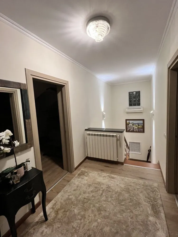 Vila,garaj dublu,semineu,piscina,Militari limita Sect6,Chiajna,Rosu - De vanzare vila de lux,recent renovata complet cu materiale premium,mobilata si utilata complet incl electrocasnice,pozitionata la 1minut de Bucuresti Sector6 strada Margelelor b-dul 1864 si Strada Apusului,in Chiajna/Ilfov. 240mp utili. Utilitati: apa retea, canal, electricitate,gaz, sosea asfaltata. Imobilul este recent renovat complet,exclusiv cu materiale premium: travertin,marmura, piatra naturala, suprafate vitrate floor to ceiling, semineu pe lemne din marmura import italia,jacuzzi interior, piscina exterioara,terasa inchisa cu perete din sticla retractabila, pergola piscina cu ecran proiectie filme in aer liber, garaj dublu cu spatiu fitness, mobilier italia lemn masiv, usi lemn masiv cires,seminee terasa si dormitor matrimonial etc. Casa are suprafata de 120mp pe nivel parter,120mp mansarda, 2 terase de 25mp si respectiv 30mp,camara anexa bucatariei de 6mp,rezultand un total de 280mp construiti pe un teren de 500mp. Living'ul are o dimensiune generoasa de 55mp cu zona dining de 12persoane( extensibil la 14 pers) bar inchis cu sticla, iluminat led, corpuri iluminat din cristal,canapea pentru 8persoane si semineul din marmura functional cu lemne. Tot la parter avem o baie cu Jacuzzi de 12mp aceasta fiind una din cele 3 bai ale locuintei. In continuare,la parterul imobilului regasim Bucataria de 25mp cu o camara anexa de 6mp, si terasa de 25mp. In exterior este anexat un garaj pentru doua masini,si spatiu exterior pentru inca doua,piscina cu camera tehnica,plaja piscinei,cu video teatrul in aer liber,gradina si curtea. La etaj din holul de distributie se intra in cele 3 dormitoare, unul matrimonial cu baie proprie, si doua dormitoare cu o baie comuna de 20mp. Imobilul dispune de toate utilitatile, apa curenta Apa Nova, contract enel, contract gdf centrala proprie etc. Ca masuri de securitate imobilul este dotat cu 10senzori de miscare,9 camere de supraveghere perimetrale,sistem de alarma digital conectat la wi-fi/ telefon si serviciul de paza BGS,senzori de fum(bucatarie si living-semineu)imobilul este dotat deasemenea cu jaluzele electrice din aluminiu(thermo si fonorezistente)instalate la toate ferestrele,cat si la usa de intrare si usa acces terasa toate controlate din telecoamanda. Mobilerul este import italia, partial executat din lemn masiv,corpurile de iluminat italia din cristal, aparatele de aer conditionat Samsung. Centrala proprie pe gaz,calorifere aluminiu,termostat ambient reglabil wi/fi telefon de la orice distanta. Mobila executata la comanda. Iluminare integrala LED toate corpurile de iluminat, consum extrem de redus electricitate. Aparate frigorifice BOSCH,electrocasnice:plita cuptor hota FRANKE, chiuveta si baterie FRANKE, televizoare smart SAMSUNG in fiecare camera, bucatarie si terasa cu diagonale minim100-140cm. Iluminat ambiental led terasa si ventilatoare functionale tavan.Parchet Rooms Germania 30ani garantie trafic intens, travertin calitatea 1. Sistem deschidere porti automat. Gard exterior imbracat in travertin, porti fier forjat.Vila se preda mobilata si utilata integral cum se observa in poze,nefiind necesara nici o investitie. Costurile pt renovare/mobilare/electrocasnice depasind 180.000euro. Locatie extrem de avantajoasa,deschidere directa drum asfaltat(nu servitute), zona de case, vecini pe toate laturile, nu se mai poate construi.Desi situata in zona teritoriala Ilfov se afla situata la 1 minut fata de limita Sectorului6, imediat langa Carrefour si Mega Image Bacriului la 1 si respectiv 3minute mers pe jos. Mai multe foto/ video disponibile la cerere(dosar foto/video extins) Direct proprietar. Comision achizitie 0% Vizionari cu programare telefonica.