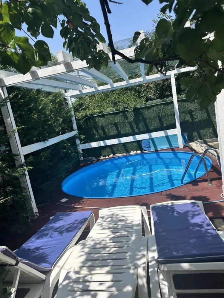 Vila,garaj dublu,semineu,piscina,Militari limita Sect6,Chiajna,Rosu - De vanzare vila de lux,recent renovata complet cu materiale premium,mobilata si utilata complet incl electrocasnice,pozitionata la 1minut de Bucuresti Sector6 strada Margelelor b-dul 1864 si Strada Apusului,in Chiajna/Ilfov. 240mp utili. Utilitati: apa retea, canal, electricitate,gaz, sosea asfaltata. Imobilul este recent renovat complet,exclusiv cu materiale premium: travertin,marmura, piatra naturala, suprafate vitrate floor to ceiling, semineu pe lemne din marmura import italia,jacuzzi interior, piscina exterioara,terasa inchisa cu perete din sticla retractabila, pergola piscina cu ecran proiectie filme in aer liber, garaj dublu cu spatiu fitness, mobilier italia lemn masiv, usi lemn masiv cires,seminee terasa si dormitor matrimonial etc. Casa are suprafata de 120mp pe nivel parter,120mp mansarda, 2 terase de 25mp si respectiv 30mp,camara anexa bucatariei de 6mp,rezultand un total de 280mp construiti pe un teren de 500mp. Living'ul are o dimensiune generoasa de 55mp cu zona dining de 12persoane( extensibil la 14 pers) bar inchis cu sticla, iluminat led, corpuri iluminat din cristal,canapea pentru 8persoane si semineul din marmura functional cu lemne. Tot la parter avem o baie cu Jacuzzi de 12mp aceasta fiind una din cele 3 bai ale locuintei. In continuare,la parterul imobilului regasim Bucataria de 25mp cu o camara anexa de 6mp, si terasa de 25mp. In exterior este anexat un garaj pentru doua masini,si spatiu exterior pentru inca doua,piscina cu camera tehnica,plaja piscinei,cu video teatrul in aer liber,gradina si curtea. La etaj din holul de distributie se intra in cele 3 dormitoare, unul matrimonial cu baie proprie, si doua dormitoare cu o baie comuna de 20mp. Imobilul dispune de toate utilitatile, apa curenta Apa Nova, contract enel, contract gdf centrala proprie etc. Ca masuri de securitate imobilul este dotat cu 10senzori de miscare,9 camere de supraveghere perimetrale,sistem de alarma digital conectat la wi-fi/ telefon si serviciul de paza BGS,senzori de fum(bucatarie si living-semineu)imobilul este dotat deasemenea cu jaluzele electrice din aluminiu(thermo si fonorezistente)instalate la toate ferestrele,cat si la usa de intrare si usa acces terasa toate controlate din telecoamanda. Mobilerul este import italia, partial executat din lemn masiv,corpurile de iluminat italia din cristal, aparatele de aer conditionat Samsung. Centrala proprie pe gaz,calorifere aluminiu,termostat ambient reglabil wi/fi telefon de la orice distanta. Mobila executata la comanda. Iluminare integrala LED toate corpurile de iluminat, consum extrem de redus electricitate. Aparate frigorifice BOSCH,electrocasnice:plita cuptor hota FRANKE, chiuveta si baterie FRANKE, televizoare smart SAMSUNG in fiecare camera, bucatarie si terasa cu diagonale minim100-140cm. Iluminat ambiental led terasa si ventilatoare functionale tavan.Parchet Rooms Germania 30ani garantie trafic intens, travertin calitatea 1. Sistem deschidere porti automat. Gard exterior imbracat in travertin, porti fier forjat.Vila se preda mobilata si utilata integral cum se observa in poze,nefiind necesara nici o investitie. Costurile pt renovare/mobilare/electrocasnice depasind 180.000euro. Locatie extrem de avantajoasa,deschidere directa drum asfaltat(nu servitute), zona de case, vecini pe toate laturile, nu se mai poate construi.Desi situata in zona teritoriala Ilfov se afla situata la 1 minut fata de limita Sectorului6, imediat langa Carrefour si Mega Image Bacriului la 1 si respectiv 3minute mers pe jos. Mai multe foto/ video disponibile la cerere(dosar foto/video extins) Direct proprietar. Comision achizitie 0% Vizionari cu programare telefonica.