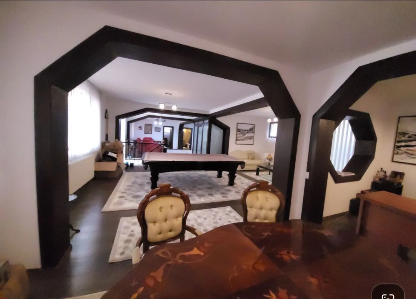 Vila zona centrala (zona mosilor),construcţie 2015, direct proprietar - Direct proprietar, Vila superba localizata central zona Mosilor, aproape de piaţă, şcoală, metrou, biserica, zona foarte linistita, de case. Preţul este foarte bun inclusiv pentru investiţii. -suprafaţa teren 244 mp -finalizata 2015, beton- caramida -suprafaţă construita 650 mp, -compusa din D-P-1-M, -izolata foarte bine [cost intretinere foarte mic (apa+caldura) oct-mai 900 lei/luna], are centrala, instalaţie sanitara si izolaţie de exterior foarte performante -este foarte aerisita, finisată cu materiale de foarte buna calitate -peste 10 camere, 4 bai, casa scarii -garaj sub casa şi în curte -2 curţi interioare in spatele casei -1 curte în fata casei -zona foarte sigura, camere luat vederi, poarta cu interfon Merita văzută şi cumpărată! Este o casa SPECTACULOASA! noi am stat în ea şi are o super energie bună, este foarte uşor de întreţinut, costurile sunt foarte mici pentru suprafaţă sa. Se pretează casa de locuit, firma sau combinaţie casa-firma. Actele sunt pregatite pentru vânzare, sunt proprietar. Comision zero! Preţ 575.000 euro negociabil. Noi ne-am mutat din Bucureşti la Buşteni, de aceea o vindem. Detalii si programari vizionare la telefon 07******38 Te rog distribuie sa ajunga la viitorul proprietar. Mai multe poze aici: https://m.facebook.com/story.php?story_fbid=pfbid02FTfSgYHjAt6WUWntgFUCZxNvJxYGrtLp2Y3aH6a9E4YwKqrvkNGwk6HCz7YQupaJl&id;=100001729030940