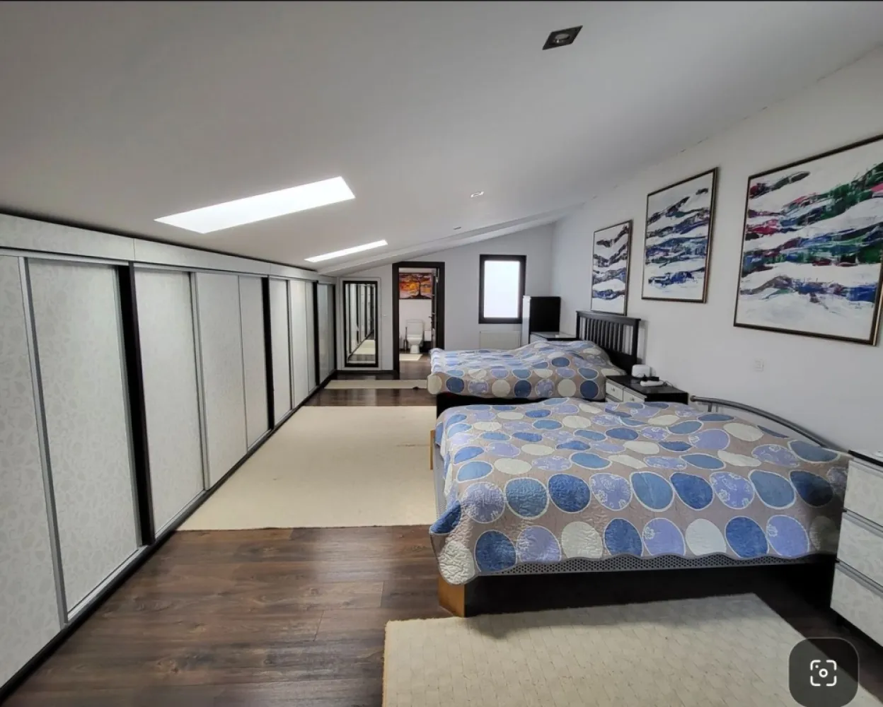 Vila zona centrala (zona mosilor),construcţie 2015, direct proprietar - Direct proprietar, Vila superba localizata central zona Mosilor, aproape de piaţă, şcoală, metrou, biserica, zona foarte linistita, de case. Preţul este foarte bun inclusiv pentru investiţii. -suprafaţa teren 244 mp -finalizata 2015, beton- caramida -suprafaţă construita 650 mp, -compusa din D-P-1-M, -izolata foarte bine [cost intretinere foarte mic (apa+caldura) oct-mai 900 lei/luna], are centrala, instalaţie sanitara si izolaţie de exterior foarte performante -este foarte aerisita, finisată cu materiale de foarte buna calitate -peste 10 camere, 4 bai, casa scarii -garaj sub casa şi în curte -2 curţi interioare in spatele casei -1 curte în fata casei -zona foarte sigura, camere luat vederi, poarta cu interfon Merita văzută şi cumpărată! Este o casa SPECTACULOASA! noi am stat în ea şi are o super energie bună, este foarte uşor de întreţinut, costurile sunt foarte mici pentru suprafaţă sa. Se pretează casa de locuit, firma sau combinaţie casa-firma. Actele sunt pregatite pentru vânzare, sunt proprietar. Comision zero! Preţ 575.000 euro negociabil. Noi ne-am mutat din Bucureşti la Buşteni, de aceea o vindem. Detalii si programari vizionare la telefon 07******38 Te rog distribuie sa ajunga la viitorul proprietar. Mai multe poze aici: https://m.facebook.com/story.php?story_fbid=pfbid02FTfSgYHjAt6WUWntgFUCZxNvJxYGrtLp2Y3aH6a9E4YwKqrvkNGwk6HCz7YQupaJl&id;=100001729030940