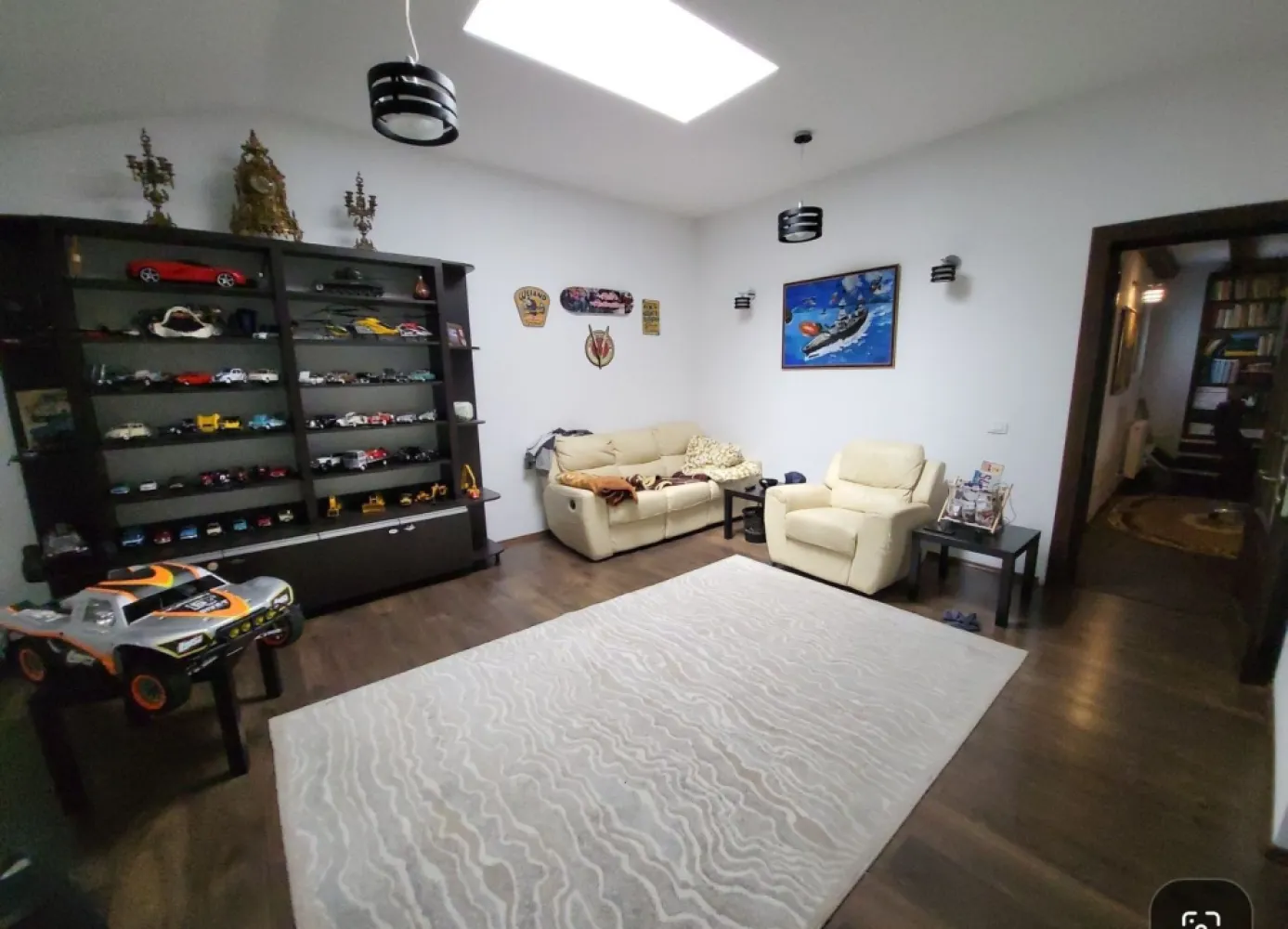 Vila zona centrala (zona mosilor),construcţie 2015, direct proprietar - Direct proprietar, Vila superba localizata central zona Mosilor, aproape de piaţă, şcoală, metrou, biserica, zona foarte linistita, de case. Preţul este foarte bun inclusiv pentru investiţii. -suprafaţa teren 244 mp -finalizata 2015, beton- caramida -suprafaţă construita 650 mp, -compusa din D-P-1-M, -izolata foarte bine [cost intretinere foarte mic (apa+caldura) oct-mai 900 lei/luna], are centrala, instalaţie sanitara si izolaţie de exterior foarte performante -este foarte aerisita, finisată cu materiale de foarte buna calitate -peste 10 camere, 4 bai, casa scarii -garaj sub casa şi în curte -2 curţi interioare in spatele casei -1 curte în fata casei -zona foarte sigura, camere luat vederi, poarta cu interfon Merita văzută şi cumpărată! Este o casa SPECTACULOASA! noi am stat în ea şi are o super energie bună, este foarte uşor de întreţinut, costurile sunt foarte mici pentru suprafaţă sa. Se pretează casa de locuit, firma sau combinaţie casa-firma. Actele sunt pregatite pentru vânzare, sunt proprietar. Comision zero! Preţ 575.000 euro negociabil. Noi ne-am mutat din Bucureşti la Buşteni, de aceea o vindem. Detalii si programari vizionare la telefon 07******38 Te rog distribuie sa ajunga la viitorul proprietar. Mai multe poze aici: https://m.facebook.com/story.php?story_fbid=pfbid02FTfSgYHjAt6WUWntgFUCZxNvJxYGrtLp2Y3aH6a9E4YwKqrvkNGwk6HCz7YQupaJl&id;=100001729030940