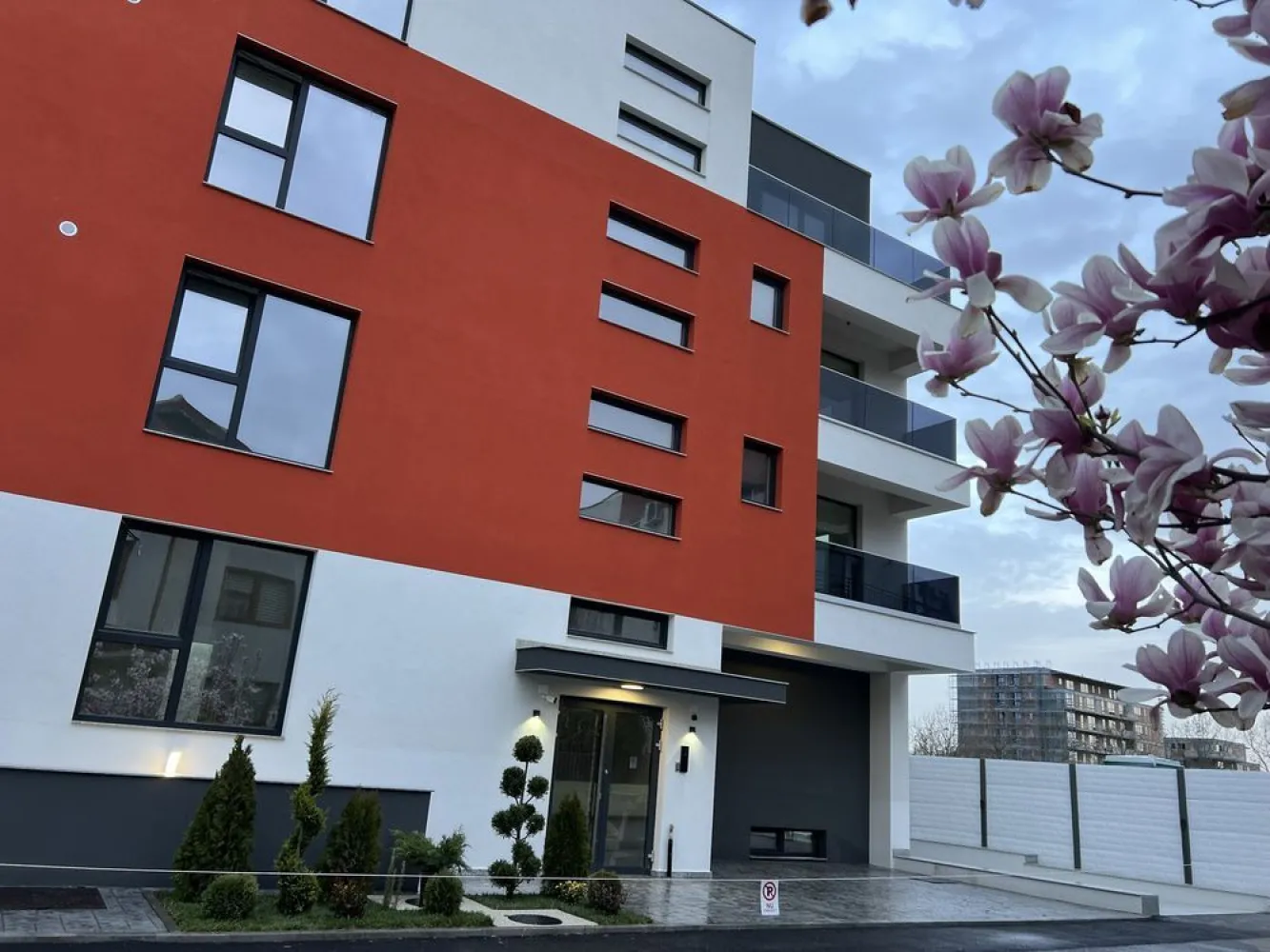 BLOC NOU 2024 • S.M.E Residence SISEȘTI Apartament 4 Camere - !!! SME RESIDENCE / DIRECT DEZVOLTATOR !!! !!! IMOBIL NOU ÎN CURS DE FINALIZARE !!! - ZONA : SISEȘTI BĂNEASA / MULTIMODAL - • S + P + 1E + 2Er+ 3Er • APARTAMENTE DISPONIBILE : 2 / 3 / 4 CAMERE : LOCURI PARCARE : SUBTERAN / SUPRATERAN Imobilul este situat pe una din cele mai frumoase străzi într-un cartier privat ! Fiind retras faţă de șosea cu o lungime foarte mare beneficiază de tendinţa de linişte şi siguranţa ! Adresa : Șos.Gheorghe Ionescu Sisești NR : 256 B Situat doar la mai puțin de 2 min de mers pe jos fața de TERMINALUL MULTIMODAL (METROU) Structură Realizată Din : Stâlpi,Planșee BETON Zidăria Realizată Din : Cărămida POROTHERM inclusiv pereții despărțitori interiori la apartamente sunt din cărămida de 11,5 cm (tencuială clasica + glet) !!! IMOBILUL ESTE DOTAT CU FINISAJE DE CEA MAI ÎNALTĂ CLASĂ ȘI CALITATE !!! -LIFT : SCHINDLER -ÎNCĂLZIRE PRIN PARDOSEALA T.E.C.E -Tâmplarie : REHAU GENEO RAU FIPRO-X -Sticlă TRIPAN 52’ - 4 Anotimpuri -Izolaţie Polistiren 10 / EPS 80 AUSTROTHERM -Instalaţii : ROMSTAL & GEWISS & TECE -Vată Bazaltică / HidroIzolații -Video Interfon -Uși Metalice MACCO -Decorativă CAPAROL -Centrală Proprie VIESSMAN 33KW -BALUSTRADA STICLA SECURIZATĂ 8/2/8 -Profil Aluminiu CORTIZO -Contorizare Individuală Utilități ! -Degivrare Rampă Acces Garaj -Ușa Garaj HORMANN GERMANIA Toate apartamentele se predau la cheie având posibilitatea de a-și alege noul proprietar finisajele interioare : gresie,faianța,parchet,uși... ROG ȘI OFER MAXIMĂ SERIOZITATE !!!