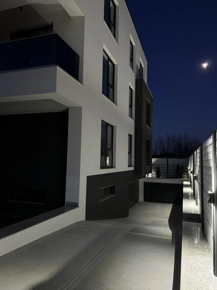 BLOC NOU 2024 • S.M.E Residence SISEȘTI Apartament 4 Camere - !!! SME RESIDENCE / DIRECT DEZVOLTATOR !!! !!! IMOBIL NOU ÎN CURS DE FINALIZARE !!! - ZONA : SISEȘTI BĂNEASA / MULTIMODAL - • S + P + 1E + 2Er+ 3Er • APARTAMENTE DISPONIBILE : 2 / 3 / 4 CAMERE : LOCURI PARCARE : SUBTERAN / SUPRATERAN Imobilul este situat pe una din cele mai frumoase străzi într-un cartier privat ! Fiind retras faţă de șosea cu o lungime foarte mare beneficiază de tendinţa de linişte şi siguranţa ! Adresa : Șos.Gheorghe Ionescu Sisești NR : 256 B Situat doar la mai puțin de 2 min de mers pe jos fața de TERMINALUL MULTIMODAL (METROU) Structură Realizată Din : Stâlpi,Planșee BETON Zidăria Realizată Din : Cărămida POROTHERM inclusiv pereții despărțitori interiori la apartamente sunt din cărămida de 11,5 cm (tencuială clasica + glet) !!! IMOBILUL ESTE DOTAT CU FINISAJE DE CEA MAI ÎNALTĂ CLASĂ ȘI CALITATE !!! -LIFT : SCHINDLER -ÎNCĂLZIRE PRIN PARDOSEALA T.E.C.E -Tâmplarie : REHAU GENEO RAU FIPRO-X -Sticlă TRIPAN 52’ - 4 Anotimpuri -Izolaţie Polistiren 10 / EPS 80 AUSTROTHERM -Instalaţii : ROMSTAL & GEWISS & TECE -Vată Bazaltică / HidroIzolații -Video Interfon -Uși Metalice MACCO -Decorativă CAPAROL -Centrală Proprie VIESSMAN 33KW -BALUSTRADA STICLA SECURIZATĂ 8/2/8 -Profil Aluminiu CORTIZO -Contorizare Individuală Utilități ! -Degivrare Rampă Acces Garaj -Ușa Garaj HORMANN GERMANIA Toate apartamentele se predau la cheie având posibilitatea de a-și alege noul proprietar finisajele interioare : gresie,faianța,parchet,uși... ROG ȘI OFER MAXIMĂ SERIOZITATE !!!