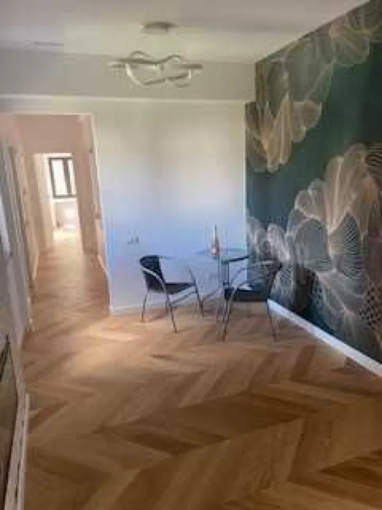 Apartament de lux 4 camere în vilă, ultracentral - Descoperă un apartament excepțional situat la etajul 2 al unei vile elegante, perfect pentru cei care își doresc un cămin ultracentral, într-o zonă premium din București. Această locuință de 4 camere, total renovată cu materiale de lux, îmbină rafinamentul clasic al unei construcții istorice cu cele mai moderne tehnologii de confort. Apartamentul impresionează prin: • Suprafața generoasă de 107 mp, distribuită inteligent pe 4 camere spațioase și luminoase si 2 băi • Două intrări independente – flexibilitate și confort maxim pentru utilizatori. • Boxă enormă de 18 mp la subsol, ideală pentru depozitare sau transformare într-un spațiu de hobby. • Renovare completă cu materiale de calitate superioară – finisaje premium, parchet din lemn masiv, ferestre din aluminiu cu geamuri termopan, și pereți finisați impecabil. • Sisteme centralizate de ventilație cu recuperare de căldură – aer curat și proaspăt în permanență, cu un consum redus de energie. • Încălzire prin pardoseală, asigurând confort termic uniform și controlabil în fiecare cameră. Beneficii suplimentare: • Localizare ultracentrală, în inima capitalei, la doar câteva minute de Tribunalul București.,Piața Unirii și centrul Vechi • Acces rapid la toate mijloacele de transport în comun (metrou, autobuz, tramvai), școli, restaurante, și centre comerciale. • Ideal pentru familii, profesioniști sau investitori care doresc o proprietate în cea mai căutată zonă a orașului. • Vila în care se află apartamentul este bine întreținută și oferă un cadru rezidențial liniștit, dar ultra-accesibil. Această proprietate este un mix perfect între eleganță, tehnologie modernă și localizare de top. Fie că dorești un cămin ultracentral, cu acces la toate facilitățile orașului, fie că îți dorești o investiție sigură, acest apartament este alegerea ideală!