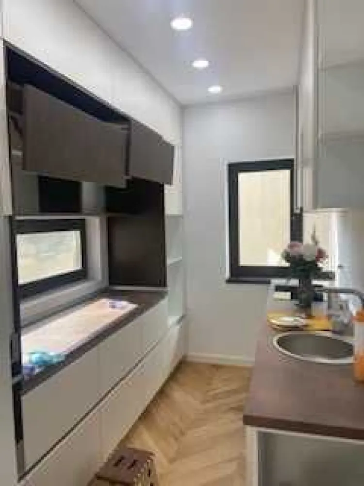 Apartament de lux 4 camere în vilă, ultracentral - Descoperă un apartament excepțional situat la etajul 2 al unei vile elegante, perfect pentru cei care își doresc un cămin ultracentral, într-o zonă premium din București. Această locuință de 4 camere, total renovată cu materiale de lux, îmbină rafinamentul clasic al unei construcții istorice cu cele mai moderne tehnologii de confort. Apartamentul impresionează prin: • Suprafața generoasă de 107 mp, distribuită inteligent pe 4 camere spațioase și luminoase si 2 băi • Două intrări independente – flexibilitate și confort maxim pentru utilizatori. • Boxă enormă de 18 mp la subsol, ideală pentru depozitare sau transformare într-un spațiu de hobby. • Renovare completă cu materiale de calitate superioară – finisaje premium, parchet din lemn masiv, ferestre din aluminiu cu geamuri termopan, și pereți finisați impecabil. • Sisteme centralizate de ventilație cu recuperare de căldură – aer curat și proaspăt în permanență, cu un consum redus de energie. • Încălzire prin pardoseală, asigurând confort termic uniform și controlabil în fiecare cameră. Beneficii suplimentare: • Localizare ultracentrală, în inima capitalei, la doar câteva minute de Tribunalul București.,Piața Unirii și centrul Vechi • Acces rapid la toate mijloacele de transport în comun (metrou, autobuz, tramvai), școli, restaurante, și centre comerciale. • Ideal pentru familii, profesioniști sau investitori care doresc o proprietate în cea mai căutată zonă a orașului. • Vila în care se află apartamentul este bine întreținută și oferă un cadru rezidențial liniștit, dar ultra-accesibil. Această proprietate este un mix perfect între eleganță, tehnologie modernă și localizare de top. Fie că dorești un cămin ultracentral, cu acces la toate facilitățile orașului, fie că îți dorești o investiție sigură, acest apartament este alegerea ideală!