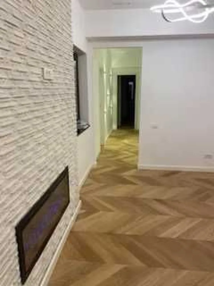 Apartament de lux 4 camere în vilă, ultracentral - Descoperă un apartament excepțional situat la etajul 2 al unei vile elegante, perfect pentru cei care își doresc un cămin ultracentral, într-o zonă premium din București. Această locuință de 4 camere, total renovată cu materiale de lux, îmbină rafinamentul clasic al unei construcții istorice cu cele mai moderne tehnologii de confort. Apartamentul impresionează prin: • Suprafața generoasă de 107 mp, distribuită inteligent pe 4 camere spațioase și luminoase si 2 băi • Două intrări independente – flexibilitate și confort maxim pentru utilizatori. • Boxă enormă de 18 mp la subsol, ideală pentru depozitare sau transformare într-un spațiu de hobby. • Renovare completă cu materiale de calitate superioară – finisaje premium, parchet din lemn masiv, ferestre din aluminiu cu geamuri termopan, și pereți finisați impecabil. • Sisteme centralizate de ventilație cu recuperare de căldură – aer curat și proaspăt în permanență, cu un consum redus de energie. • Încălzire prin pardoseală, asigurând confort termic uniform și controlabil în fiecare cameră. Beneficii suplimentare: • Localizare ultracentrală, în inima capitalei, la doar câteva minute de Tribunalul București.,Piața Unirii și centrul Vechi • Acces rapid la toate mijloacele de transport în comun (metrou, autobuz, tramvai), școli, restaurante, și centre comerciale. • Ideal pentru familii, profesioniști sau investitori care doresc o proprietate în cea mai căutată zonă a orașului. • Vila în care se află apartamentul este bine întreținută și oferă un cadru rezidențial liniștit, dar ultra-accesibil. Această proprietate este un mix perfect între eleganță, tehnologie modernă și localizare de top. Fie că dorești un cămin ultracentral, cu acces la toate facilitățile orașului, fie că îți dorești o investiție sigură, acest apartament este alegerea ideală!