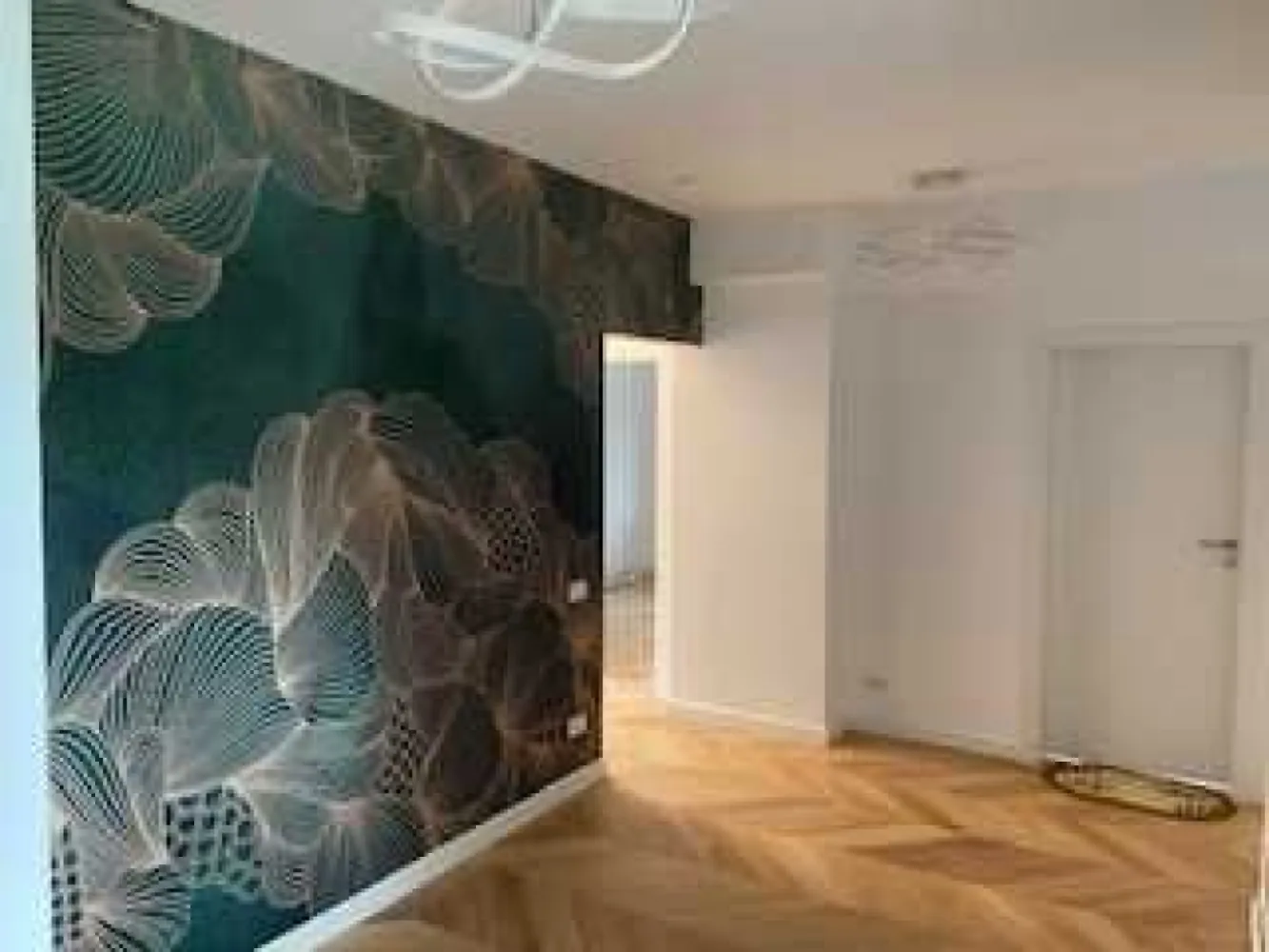 Apartament de lux 4 camere în vilă, ultracentral - Descoperă un apartament excepțional situat la etajul 2 al unei vile elegante, perfect pentru cei care își doresc un cămin ultracentral, într-o zonă premium din București. Această locuință de 4 camere, total renovată cu materiale de lux, îmbină rafinamentul clasic al unei construcții istorice cu cele mai moderne tehnologii de confort. Apartamentul impresionează prin: • Suprafața generoasă de 107 mp, distribuită inteligent pe 4 camere spațioase și luminoase si 2 băi • Două intrări independente – flexibilitate și confort maxim pentru utilizatori. • Boxă enormă de 18 mp la subsol, ideală pentru depozitare sau transformare într-un spațiu de hobby. • Renovare completă cu materiale de calitate superioară – finisaje premium, parchet din lemn masiv, ferestre din aluminiu cu geamuri termopan, și pereți finisați impecabil. • Sisteme centralizate de ventilație cu recuperare de căldură – aer curat și proaspăt în permanență, cu un consum redus de energie. • Încălzire prin pardoseală, asigurând confort termic uniform și controlabil în fiecare cameră. Beneficii suplimentare: • Localizare ultracentrală, în inima capitalei, la doar câteva minute de Tribunalul București.,Piața Unirii și centrul Vechi • Acces rapid la toate mijloacele de transport în comun (metrou, autobuz, tramvai), școli, restaurante, și centre comerciale. • Ideal pentru familii, profesioniști sau investitori care doresc o proprietate în cea mai căutată zonă a orașului. • Vila în care se află apartamentul este bine întreținută și oferă un cadru rezidențial liniștit, dar ultra-accesibil. Această proprietate este un mix perfect între eleganță, tehnologie modernă și localizare de top. Fie că dorești un cămin ultracentral, cu acces la toate facilitățile orașului, fie că îți dorești o investiție sigură, acest apartament este alegerea ideală!