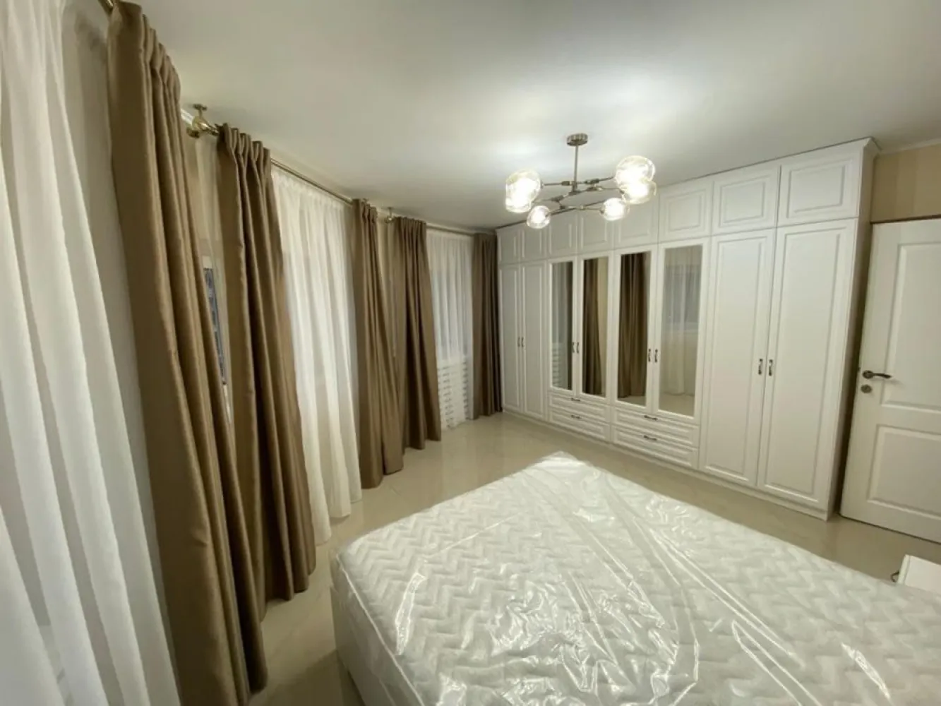 Inchiriez apartament zona Decebal - PROPRIETAR, Inchiriez apartament cu 2 camere, situat pe bulevardul Decebal, nr 4 (vedere in bulevard). Apartamentul are 76 mp utili , este decomandat , dispune de 2 grupuri sanitare complet mobilate, living room mobilat, dormitor complet mobilat( inclusiv satea), bucatarie complet mobilată ( electrocasnice Franke ), 2 aparate de aer conditionat, mașina spălat vase, mașina spălat rufe, combina frigorifica, totul nou! Apartamentul se afla la etajul 1/7, blocul dispune de camere video cât și de paza. Pozitionarea lui ultracentrala faciliteaza accesul catre: bulevardul Decebal, statii de metrou si autobuz, centre medicale, banci, scoli, supermarket-uri. Deasemenea pe bulevard se regasesc numeroase restaurante si cafenele renumite. Preț 950€ / luna + 950€ garanție.