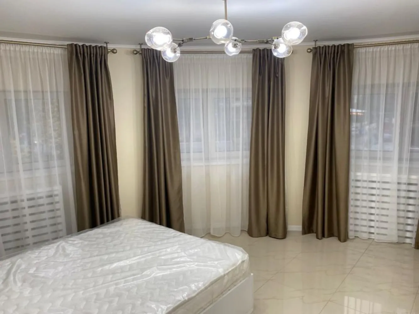 Inchiriez apartament zona Decebal - PROPRIETAR, Inchiriez apartament cu 2 camere, situat pe bulevardul Decebal, nr 4 (vedere in bulevard). Apartamentul are 76 mp utili , este decomandat , dispune de 2 grupuri sanitare complet mobilate, living room mobilat, dormitor complet mobilat( inclusiv satea), bucatarie complet mobilată ( electrocasnice Franke ), 2 aparate de aer conditionat, mașina spălat vase, mașina spălat rufe, combina frigorifica, totul nou! Apartamentul se afla la etajul 1/7, blocul dispune de camere video cât și de paza. Pozitionarea lui ultracentrala faciliteaza accesul catre: bulevardul Decebal, statii de metrou si autobuz, centre medicale, banci, scoli, supermarket-uri. Deasemenea pe bulevard se regasesc numeroase restaurante si cafenele renumite. Preț 950€ / luna + 950€ garanție.