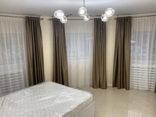 Inchiriez apartament zona Decebal
