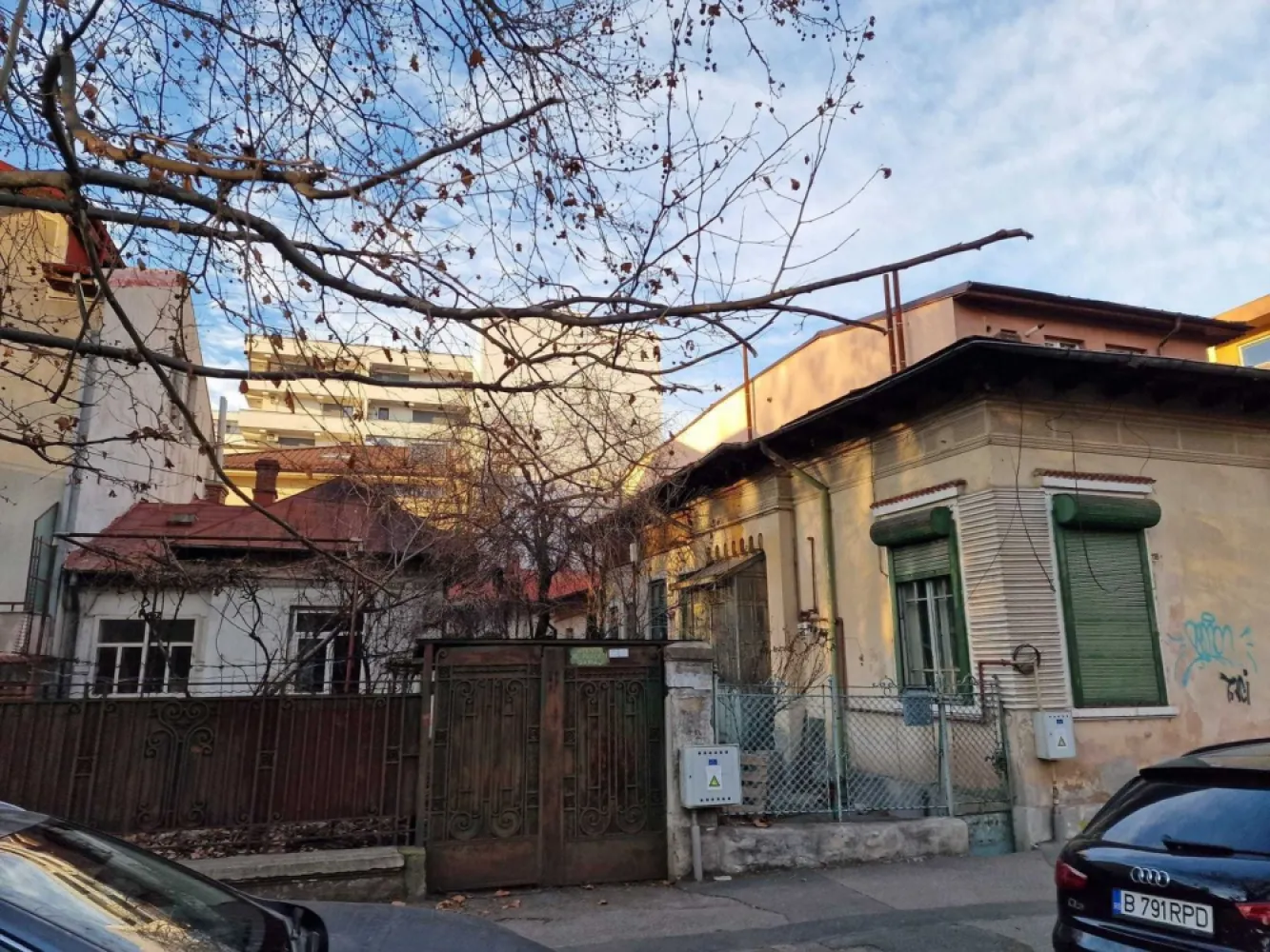 Tineretului, parc Carol, teren 413 mp, 2 case, comision 0 - De vanzare 2 case alaturate situate pe strada Lanariei (strada din care se intra in parcul Carol) zona Sincai, metrou Tineretului (la 5 min de mers pe jos) Suprafața totala teren 413 mp, front stradal 16 ml. Se pot vinde si separat : 1. Suprafata teren 208 mp , front stradal 8 ml, amprenta casei 124 mp. 2. Suprafata teren 205 mp , front stradal 8 ml, amprenta casei 122 mp. Casele sunt construite din caramida in jurul anului 1930. Ele se pot renova/consolida sau se pot demola nefiind încadrate in categoria monument istoric.