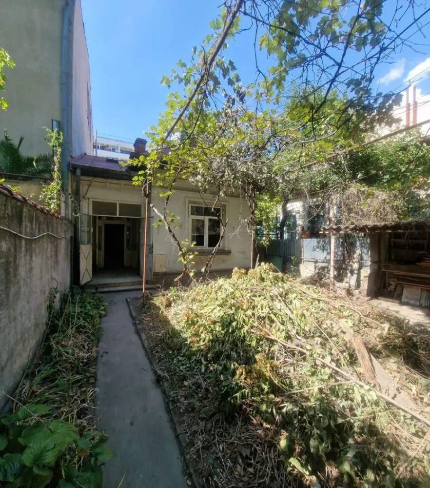 Tineretului, parc Carol, teren 413 mp, 2 case, comision 0 - De vanzare 2 case alaturate situate pe strada Lanariei (strada din care se intra in parcul Carol) zona Sincai, metrou Tineretului (la 5 min de mers pe jos) Suprafața totala teren 413 mp, front stradal 16 ml. Se pot vinde si separat : 1. Suprafata teren 208 mp , front stradal 8 ml, amprenta casei 124 mp. 2. Suprafata teren 205 mp , front stradal 8 ml, amprenta casei 122 mp. Casele sunt construite din caramida in jurul anului 1930. Ele se pot renova/consolida sau se pot demola nefiind încadrate in categoria monument istoric.