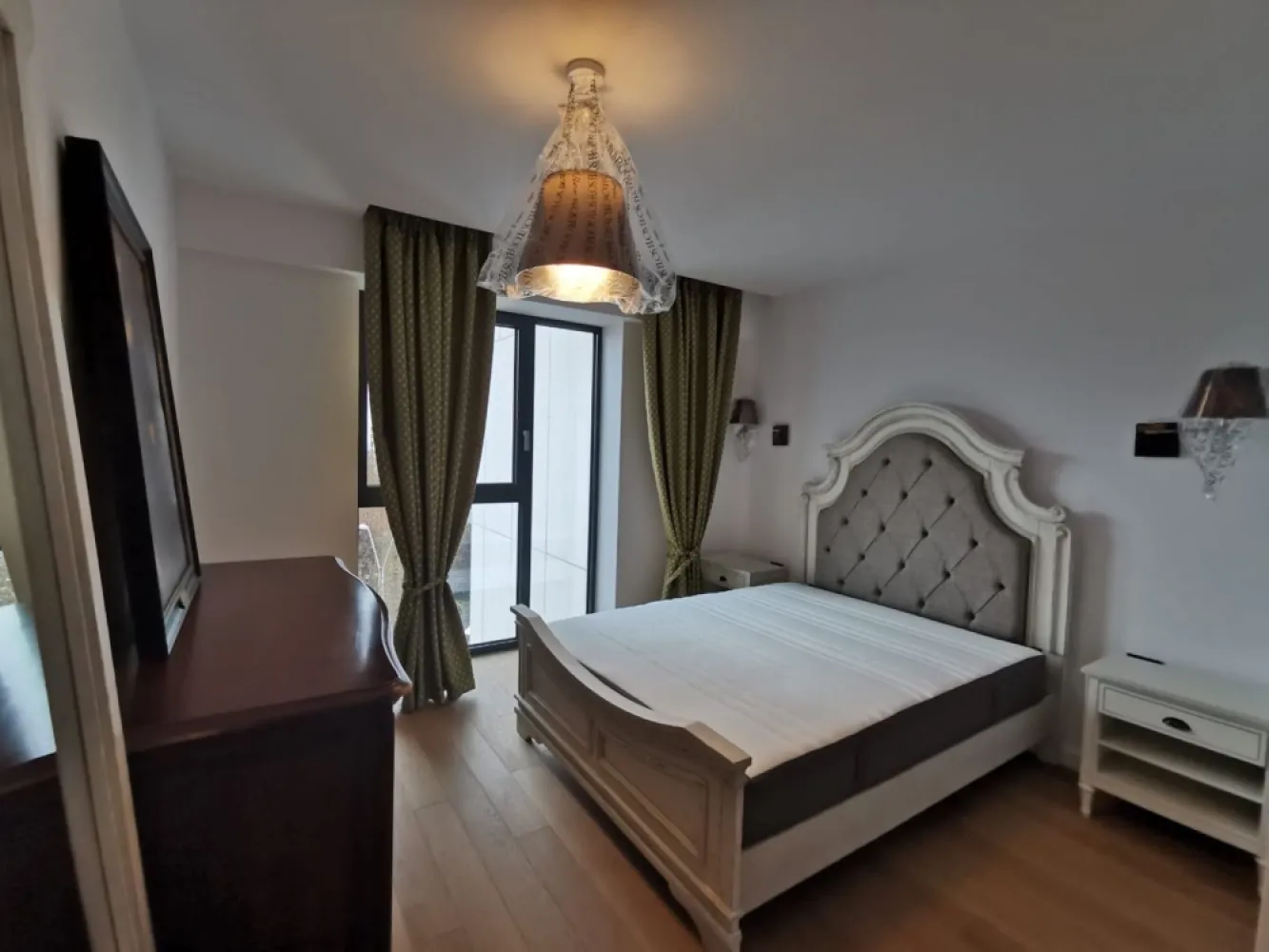 Apartament de închiriat One Towers Herastrau - Proprietar ofer spre inchiriere Apartament 2 camere , in suprafața de 78 mp și terasă în suprafață de 8 mp , situat in complexul One Towers Herastrau. Apartamentul este mobilat complet cu mobila din lemn masiv din Italia, electrocasnicele sunt toate marca Smeg Italia . Apartamentul dispune de încălzire in pardoseala, parchet lemn, climatizare . Clădirea One Towers dispune de o receptie grandioasa și o locație excepțională in Herastrau și dispune de certificat verde . Apartamentul are si dressing . Apartamentul dispune de un loc de parcare in subteran . Disponibil de la 1 septembrie 2024.
