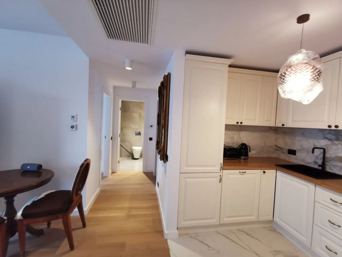 Apartament de închiriat One Towers Herastrau - Proprietar ofer spre inchiriere Apartament 2 camere , in suprafața de 78 mp și terasă în suprafață de 8 mp , situat in complexul One Towers Herastrau. Apartamentul este mobilat complet cu mobila din lemn masiv din Italia, electrocasnicele sunt toate marca Smeg Italia . Apartamentul dispune de încălzire in pardoseala, parchet lemn, climatizare . Clădirea One Towers dispune de o receptie grandioasa și o locație excepțională in Herastrau și dispune de certificat verde . Apartamentul are si dressing . Apartamentul dispune de un loc de parcare in subteran . Disponibil de la 1 septembrie 2024.