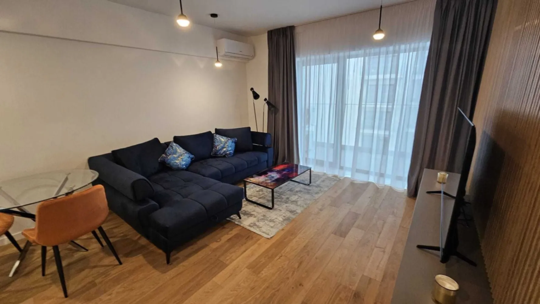 ONE Cotroceni inchiriere 2 camere, PROPRIETAR, - Proprietar, propun spre inchiriere un apartament de 2 camere modern , complet mobilat si utilat situat in One Cotroceni Park, aflat la prima inchiriere . Apartamentul este situat la etajul 3 in blocul CT6, Bucataria este mobilata si utilata complet, dotata cu toate electrocasnicele necesare: cuptor electric, plita inductie, cuptor microunde incorporat, masina de spalat vase incorporata, frigider incorporat. Apartamentul este dotat cu 2 aere conditionate, masina de spalat rufe cu uscator, foarte multe spatii de depozitare si un dressing optimizat. In pret este inclus si un loc de parcare subteran! Este ideal ca si rezidenta pentru o familie sau un cuplu ce este in cautarea unui apartament intr-o zona selecta a orasului. Va astept cu drag la vizionare!