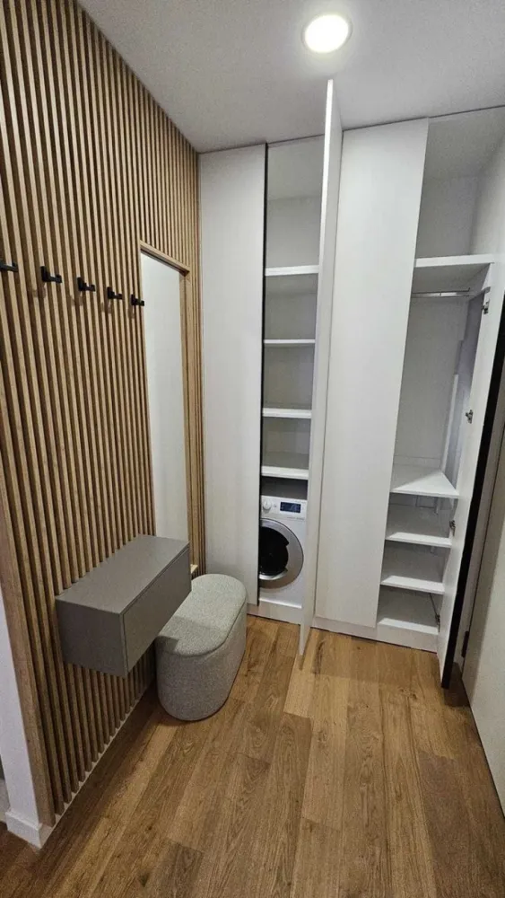 ONE Cotroceni inchiriere 2 camere, PROPRIETAR, - Proprietar, propun spre inchiriere un apartament de 2 camere modern , complet mobilat si utilat situat in One Cotroceni Park, aflat la prima inchiriere . Apartamentul este situat la etajul 3 in blocul CT6, Bucataria este mobilata si utilata complet, dotata cu toate electrocasnicele necesare: cuptor electric, plita inductie, cuptor microunde incorporat, masina de spalat vase incorporata, frigider incorporat. Apartamentul este dotat cu 2 aere conditionate, masina de spalat rufe cu uscator, foarte multe spatii de depozitare si un dressing optimizat. In pret este inclus si un loc de parcare subteran! Este ideal ca si rezidenta pentru o familie sau un cuplu ce este in cautarea unui apartament intr-o zona selecta a orasului. Va astept cu drag la vizionare!