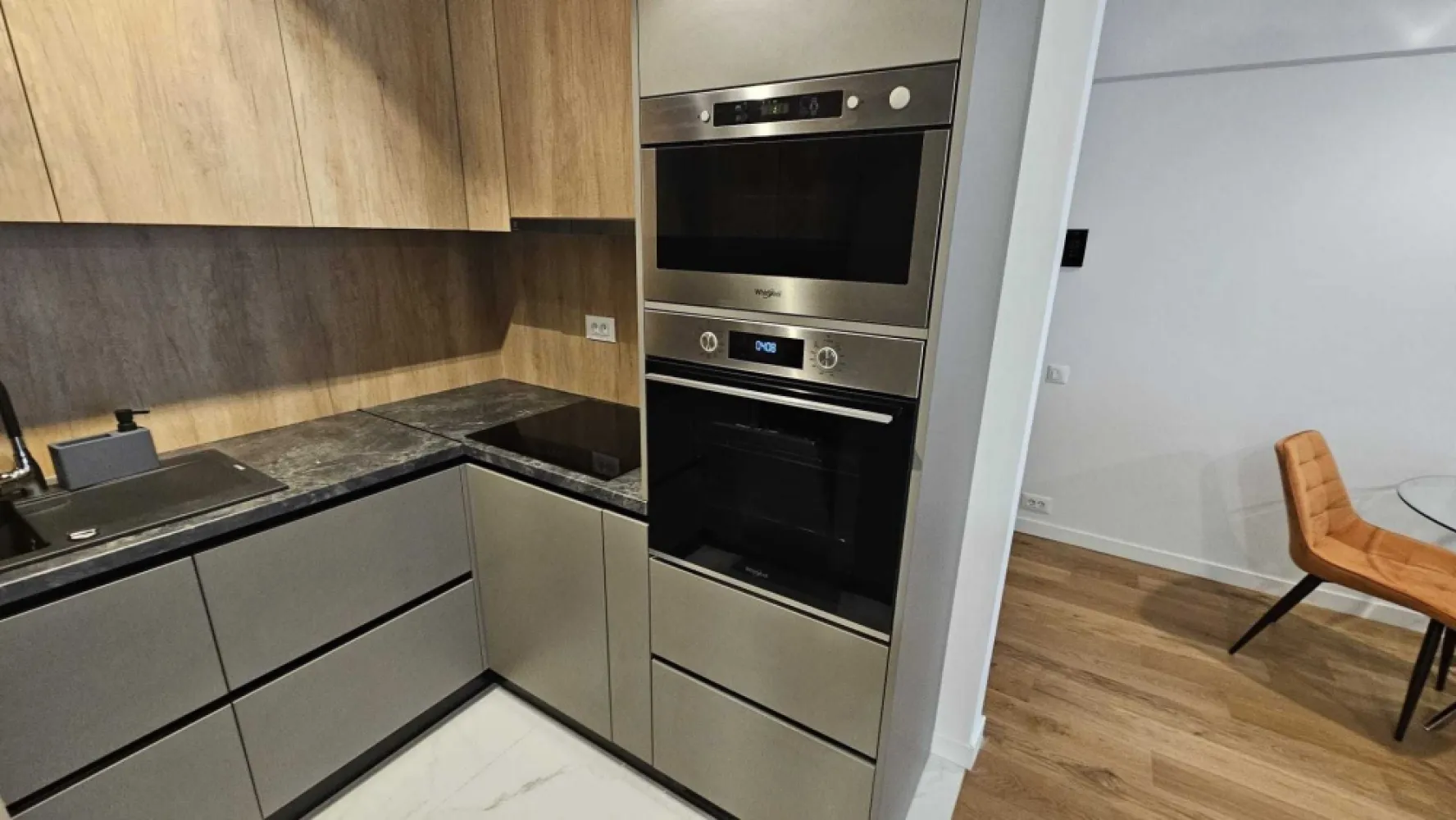 ONE Cotroceni inchiriere 2 camere, PROPRIETAR, - Proprietar, propun spre inchiriere un apartament de 2 camere modern , complet mobilat si utilat situat in One Cotroceni Park, aflat la prima inchiriere . Apartamentul este situat la etajul 3 in blocul CT6, Bucataria este mobilata si utilata complet, dotata cu toate electrocasnicele necesare: cuptor electric, plita inductie, cuptor microunde incorporat, masina de spalat vase incorporata, frigider incorporat. Apartamentul este dotat cu 2 aere conditionate, masina de spalat rufe cu uscator, foarte multe spatii de depozitare si un dressing optimizat. In pret este inclus si un loc de parcare subteran! Este ideal ca si rezidenta pentru o familie sau un cuplu ce este in cautarea unui apartament intr-o zona selecta a orasului. Va astept cu drag la vizionare!
