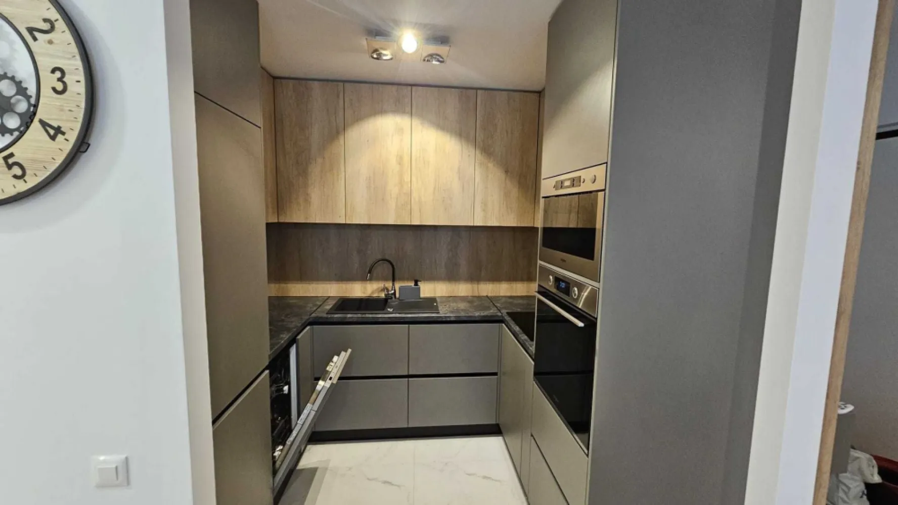 ONE Cotroceni inchiriere 2 camere, PROPRIETAR, - Proprietar, propun spre inchiriere un apartament de 2 camere modern , complet mobilat si utilat situat in One Cotroceni Park, aflat la prima inchiriere . Apartamentul este situat la etajul 3 in blocul CT6, Bucataria este mobilata si utilata complet, dotata cu toate electrocasnicele necesare: cuptor electric, plita inductie, cuptor microunde incorporat, masina de spalat vase incorporata, frigider incorporat. Apartamentul este dotat cu 2 aere conditionate, masina de spalat rufe cu uscator, foarte multe spatii de depozitare si un dressing optimizat. In pret este inclus si un loc de parcare subteran! Este ideal ca si rezidenta pentru o familie sau un cuplu ce este in cautarea unui apartament intr-o zona selecta a orasului. Va astept cu drag la vizionare!
