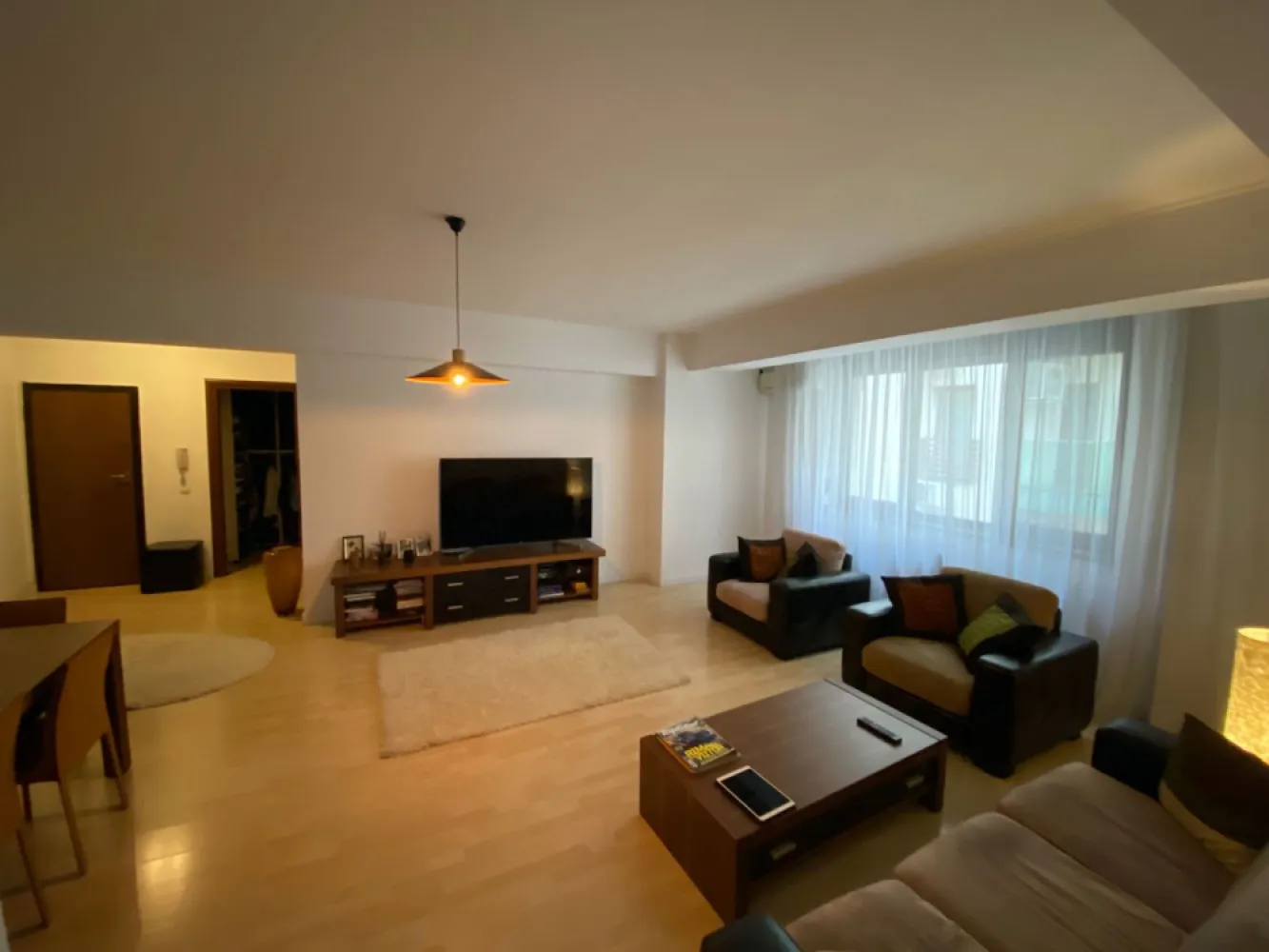 Inchiriere apartament 3 camere zona Mall Vitan - Apartament 3 camere, mobilat şi echipat complet, zona Mall Vitan. An finalizare constructie: 2008. Proprietatea are o suprafaţa generoasa de 101mp: living cu dining place, 2 dormitoare, 2 bai (cada/ dus, bideu), debara încăpătoare. In preţ este inclus şi un loc de parcare subteran. In proximitate se afla multiple restaurante, supermarket-uri, sali de fitness şi spa, curăţătorie, cafenele, clinici medicale, farmacii, bănci, scoli, etc. Adresa completa: Bucuresti, sector 3, Str. Vlad Judetul, nr. 46, et. 2